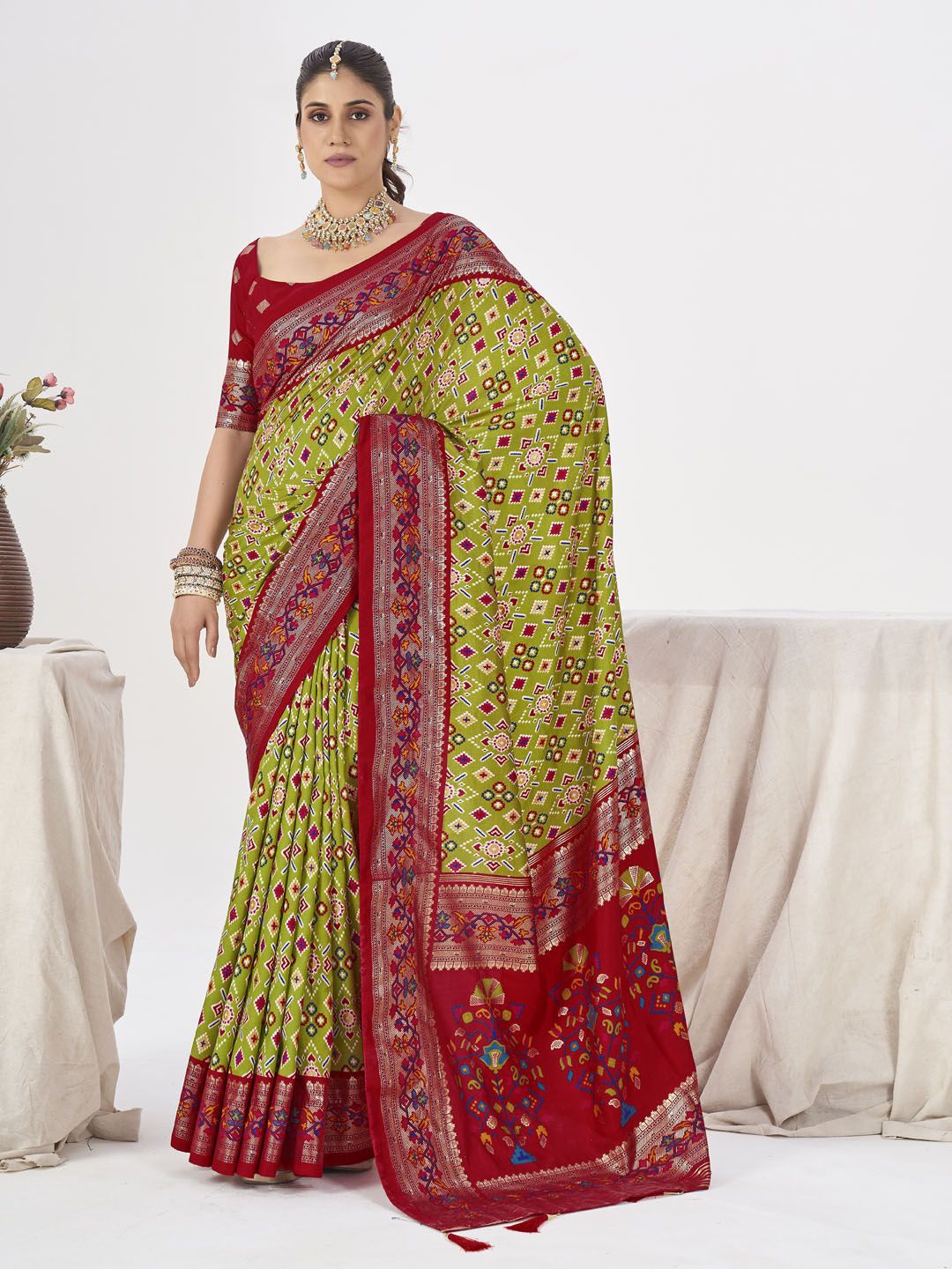 

Meena Bazaar Ethnic Motifs Printed Saree, Green