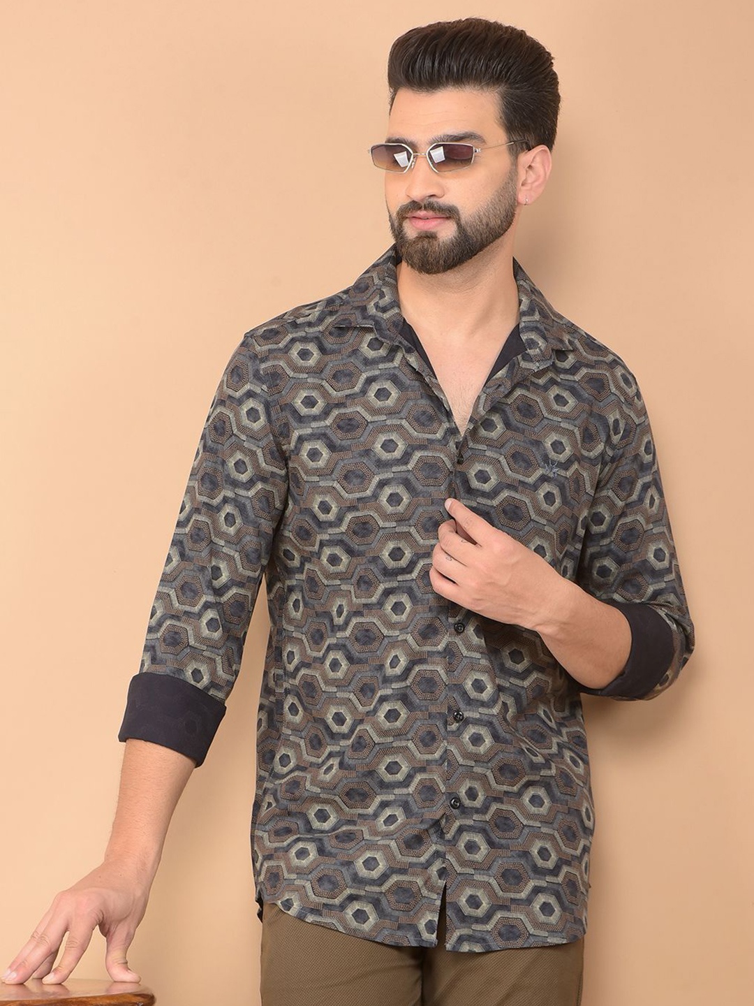 

Crimsoune Club Men Classic Spread Collar Geometric Printed Cotton Slim Fit Casual Shirt, Grey
