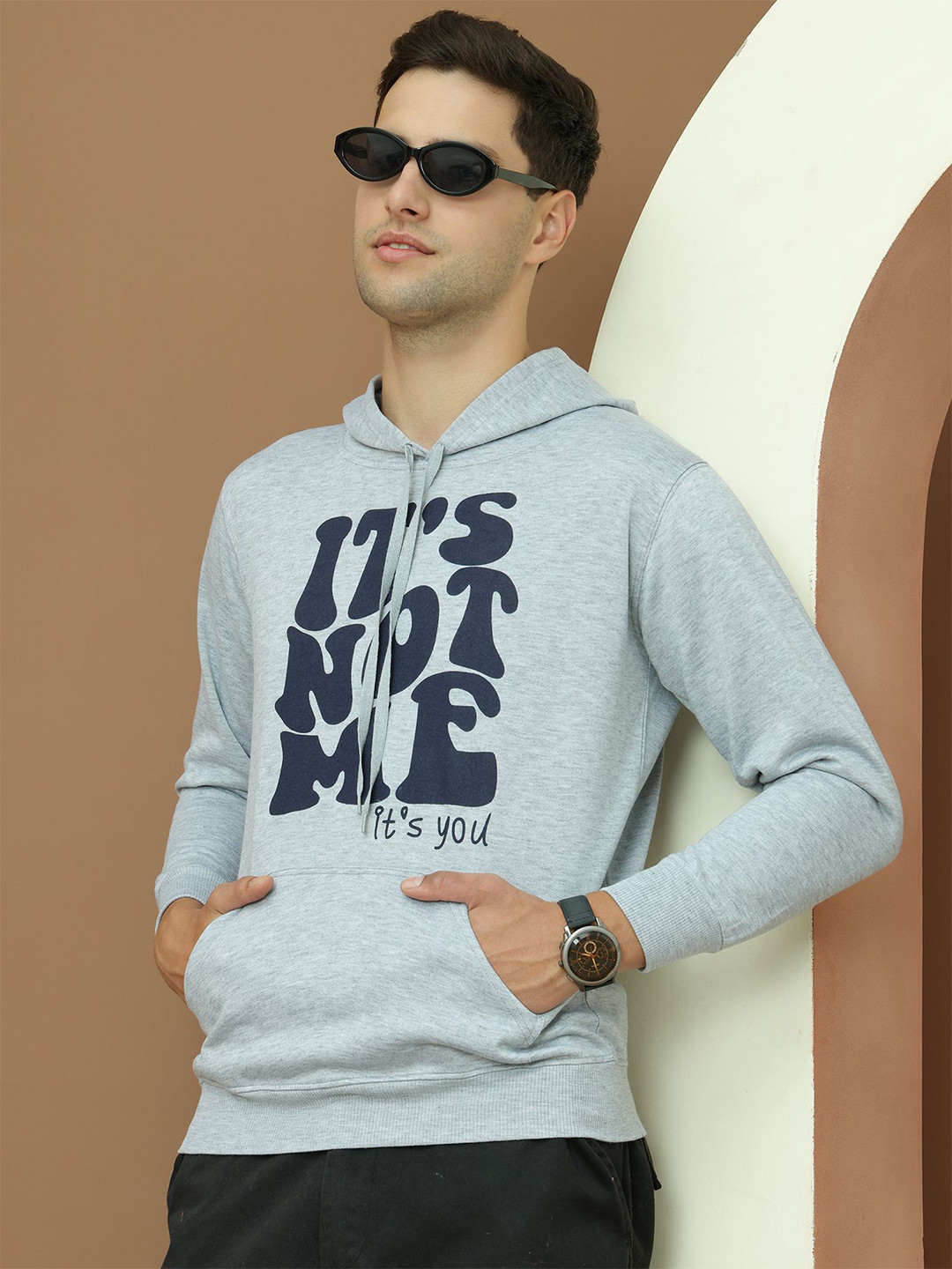 

MACK JONNEY Men Typography Printed Hooded Sweatshirt, Grey