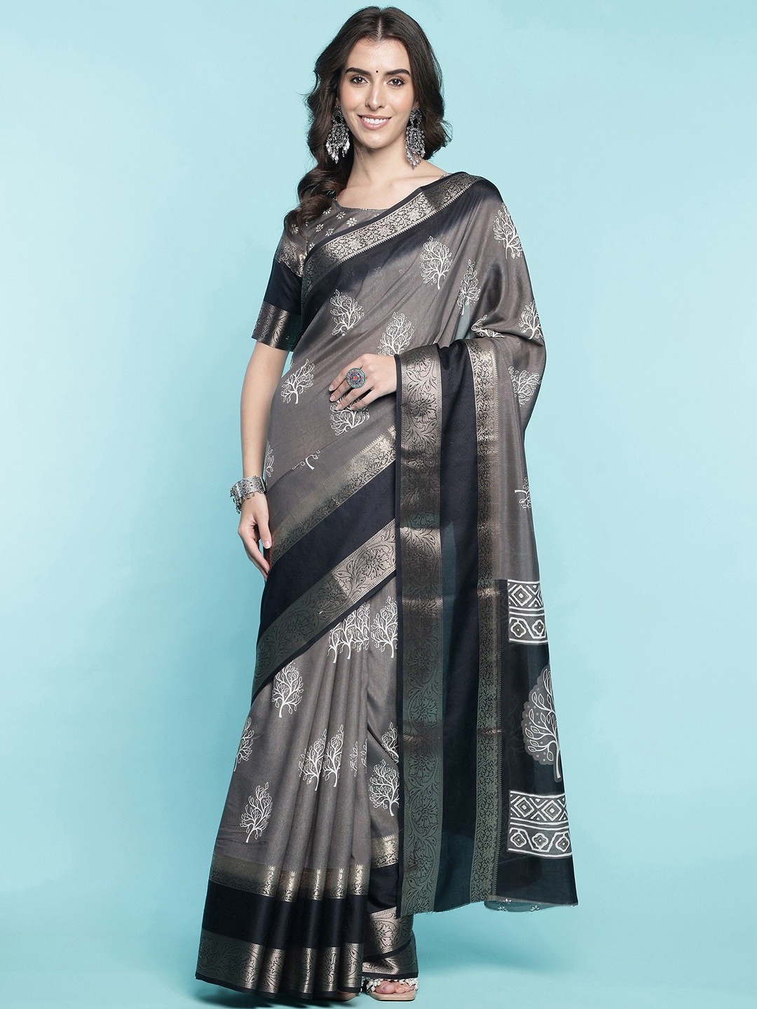 

DIVASTRI Woven Design Zari Saree, Grey