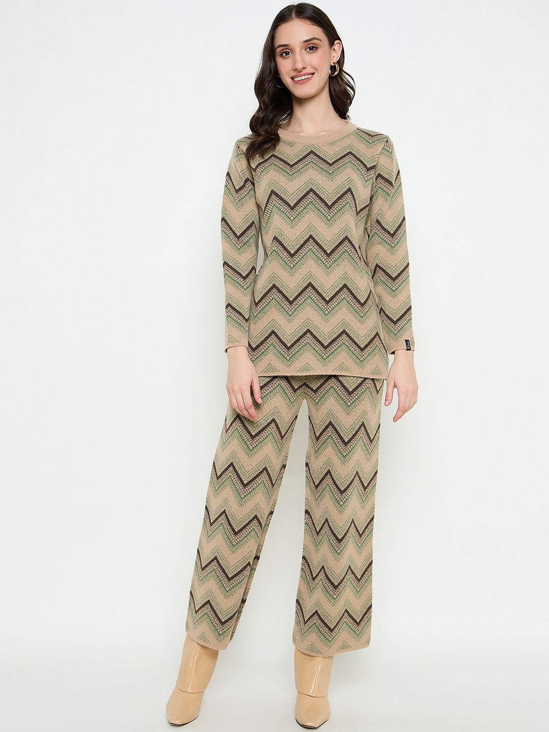 

CREATIVE LINE Round Neck Self-Design Sweatshirt With Trouser, Green