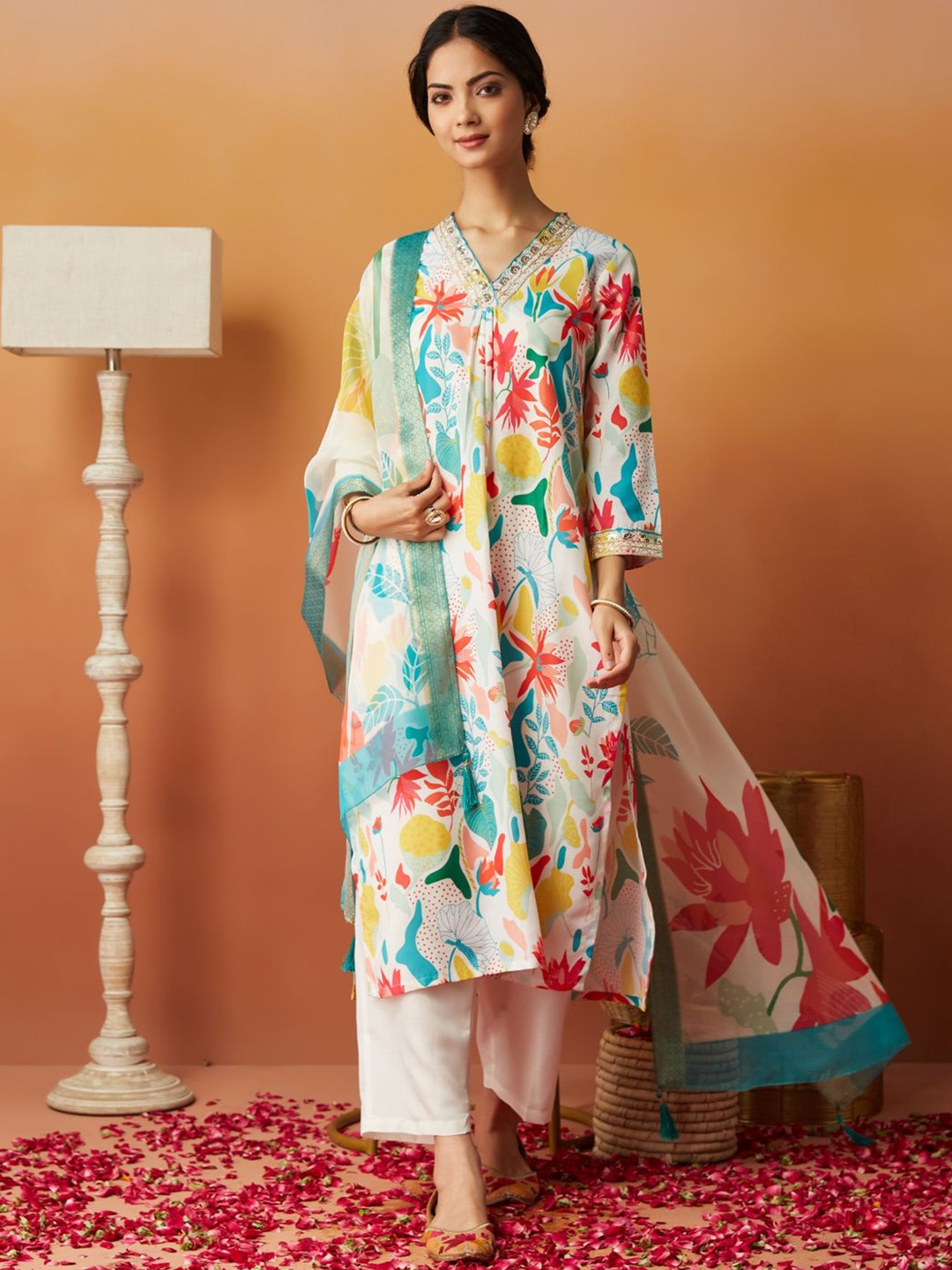 

J Turritopsis Women Floral Printed Regular Sequinned Kurta with Trousers & With Dupatta, White