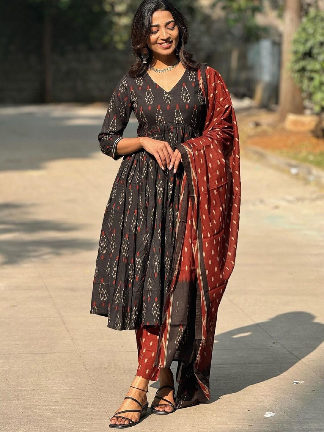 

KLOSIA V-Neck Ethnic Motifs Ikat Printed Anarkali Kurta with Trouser & Dupatta, Black