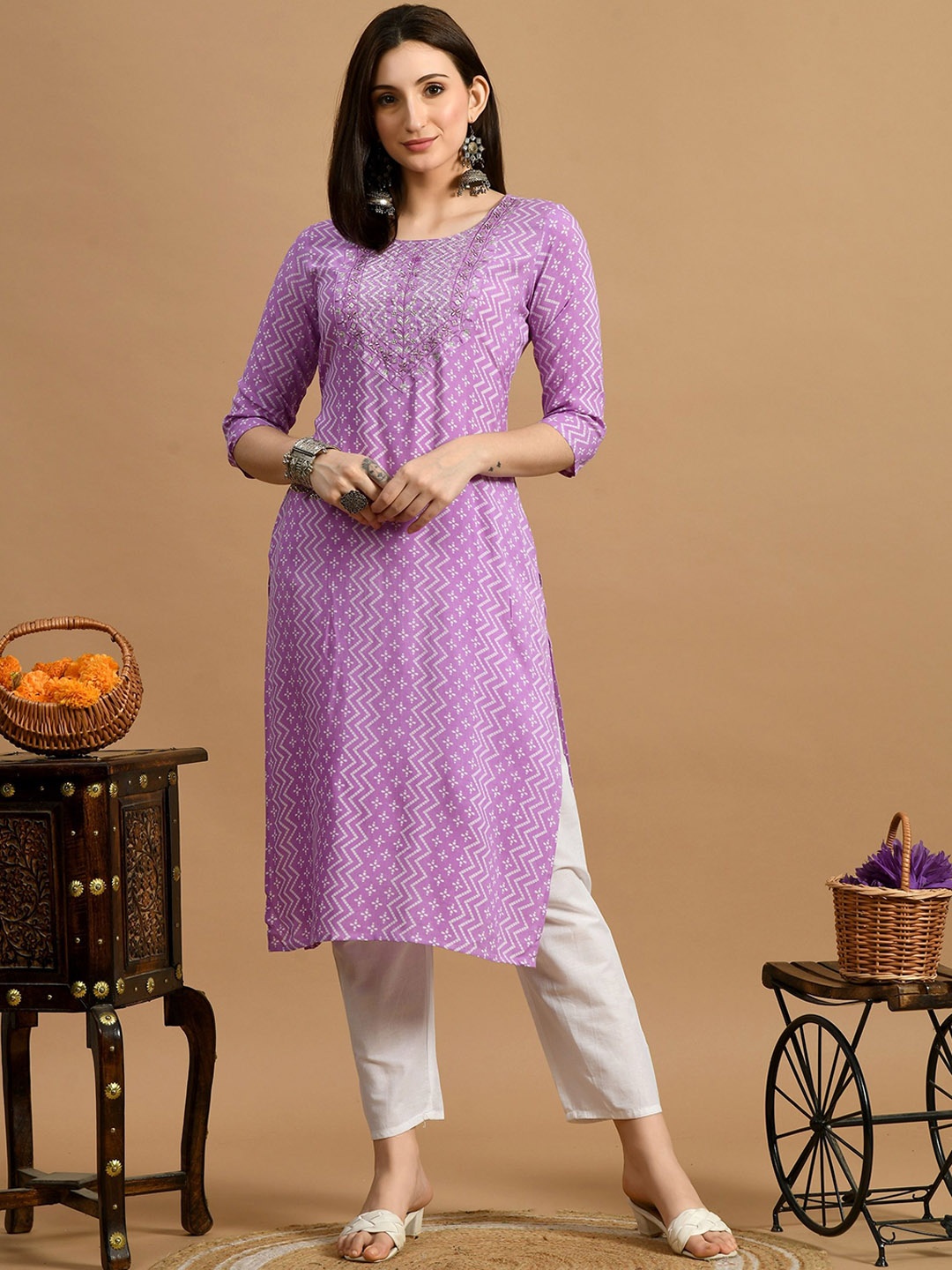 

METAFAB Chevron Printed Round Neck Three-Quarter Sleeves Thread Work Straight Kurta, Purple