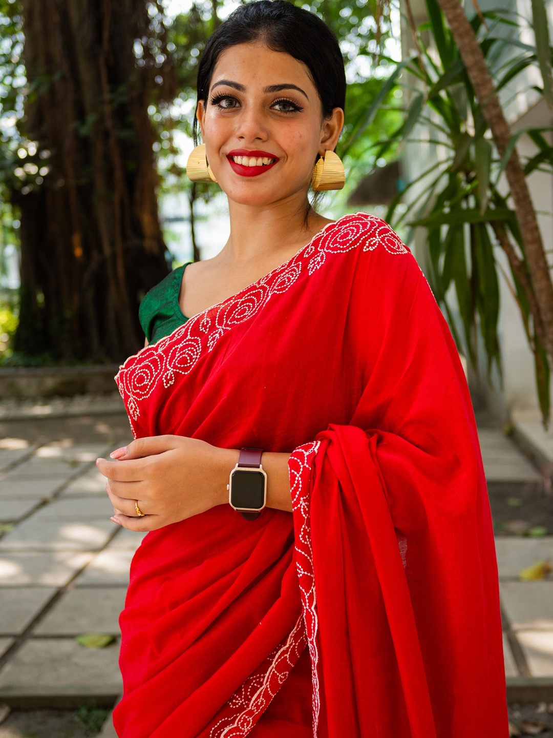 

Uttariya Pure Cotton Embroidered Solid Saree, Red
