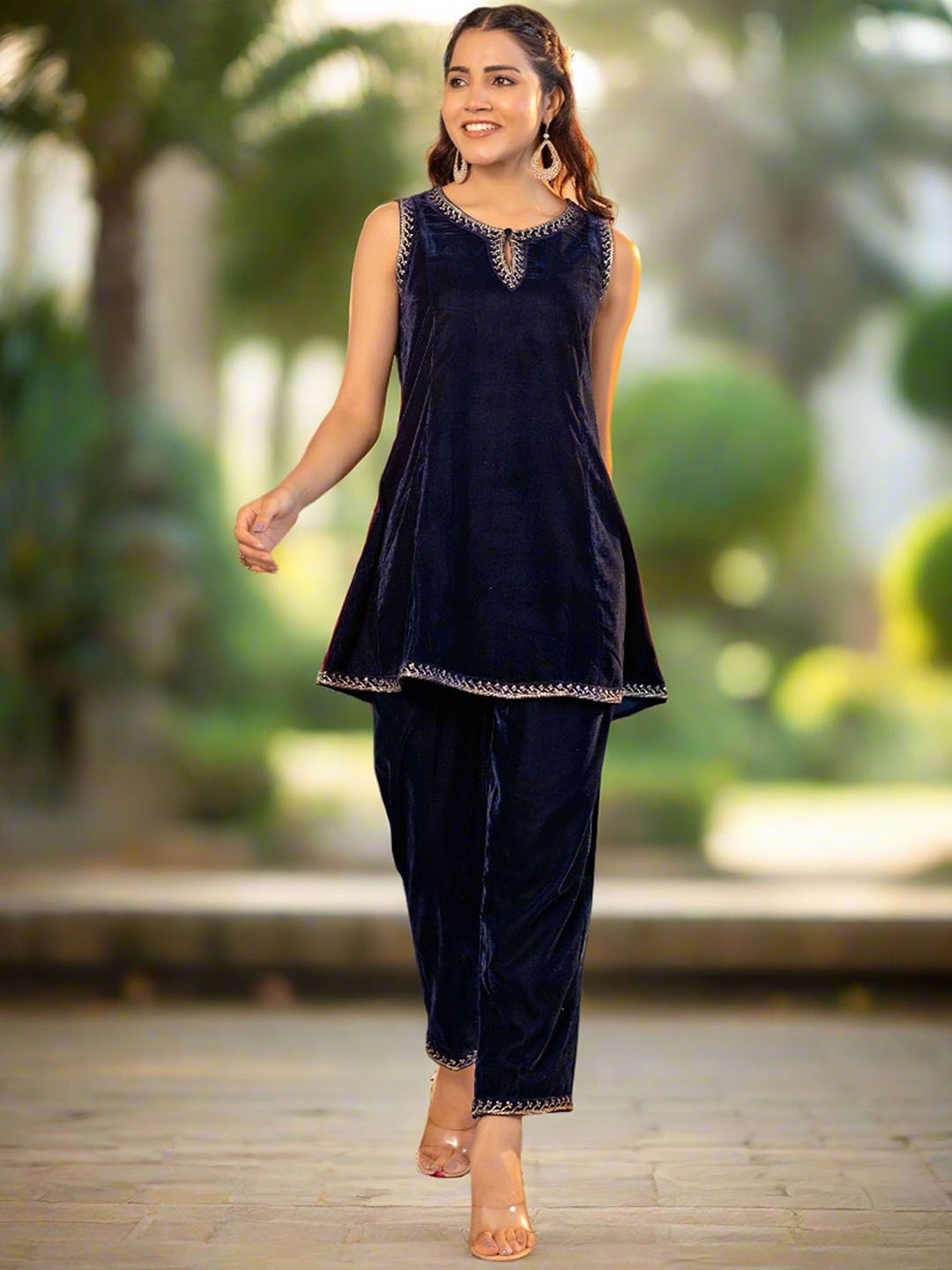 

KASYA keyhole Neck Sleeveless Regular Thread Work Velvet Kurta With Trouser, Navy blue