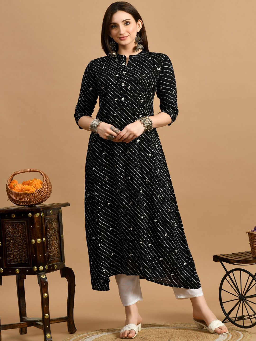 

METAFAB Leheriya Printed Mandarin Collar Three-Quarter Sleeves Regular Kurta, Black