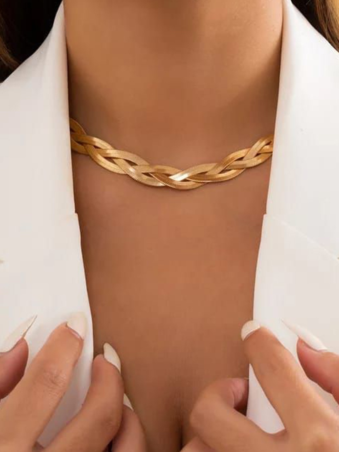 

YU FASHIONS Gold-Plated Twisted Geometrical Necklace