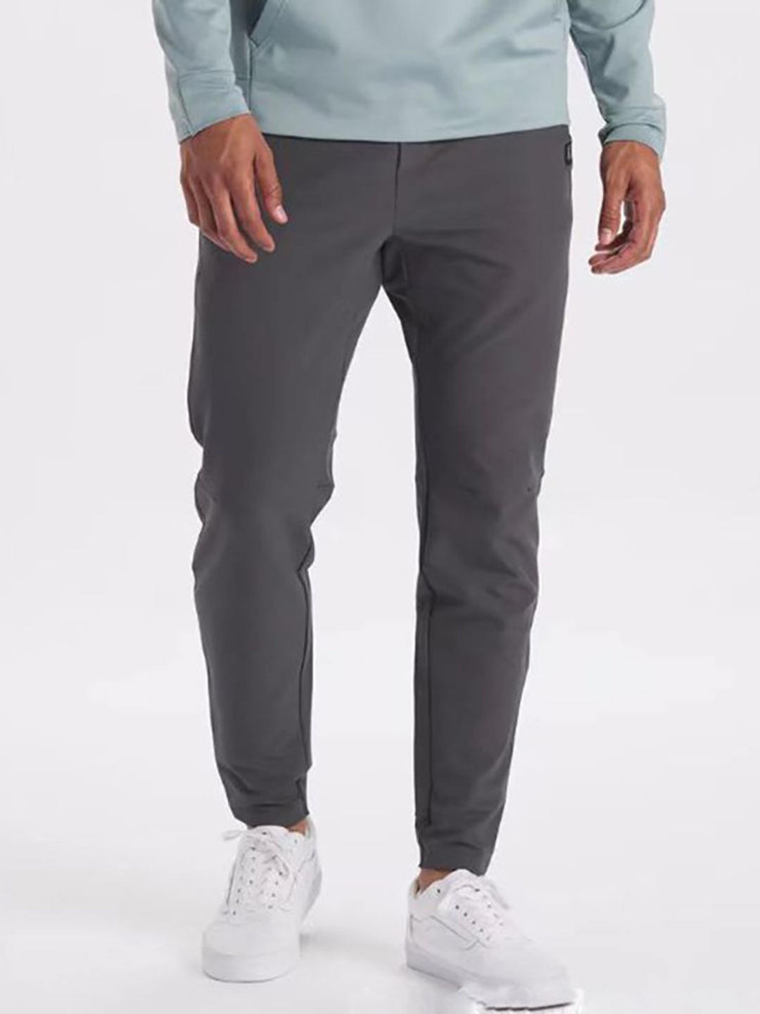 

StyleCast x Revolte Men Slim Fit Mid-Rise Easy Wash Cotton Trousers, Grey