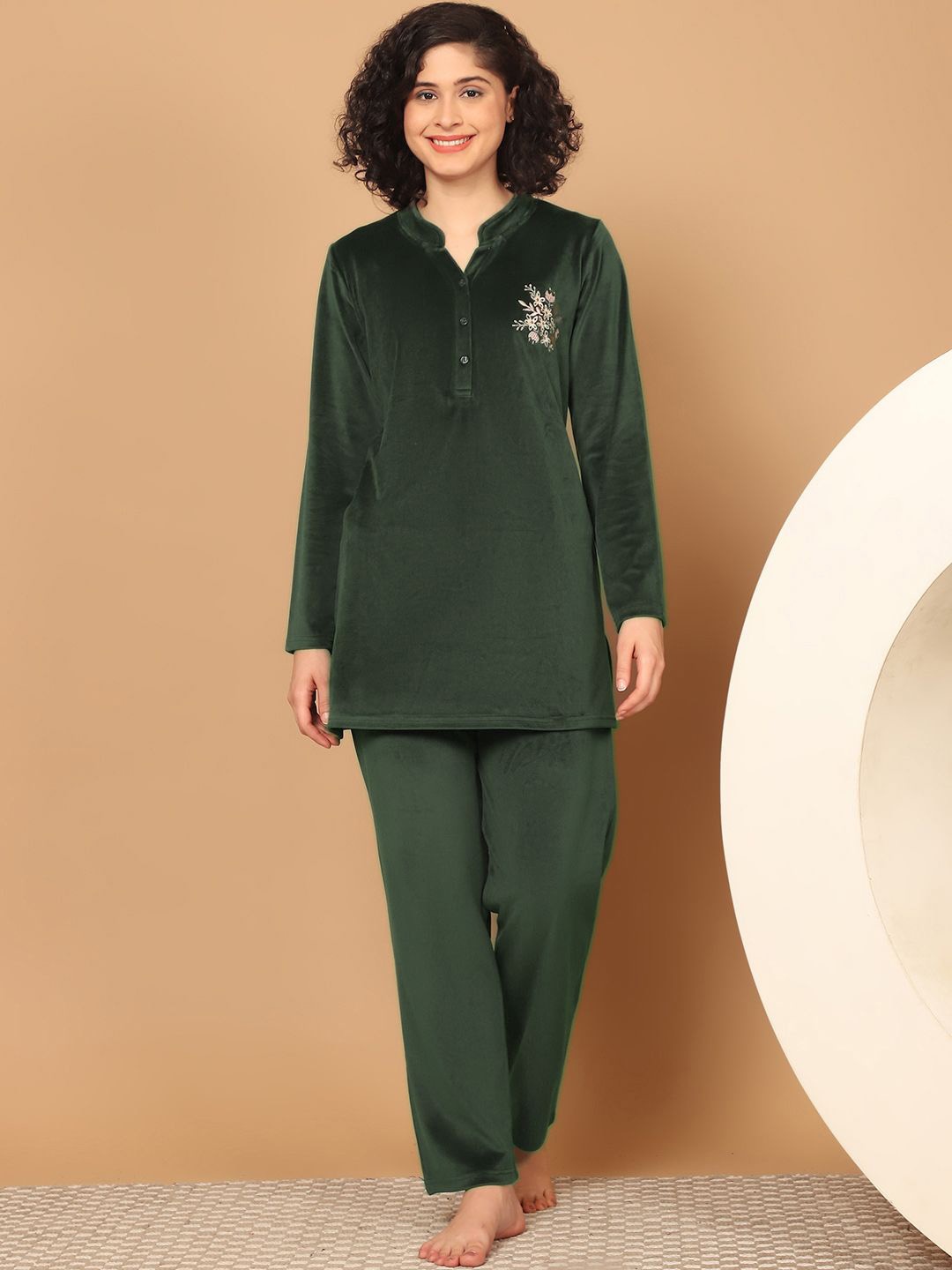 

Kanvin Women Embroidered Velvet Night suit, Green