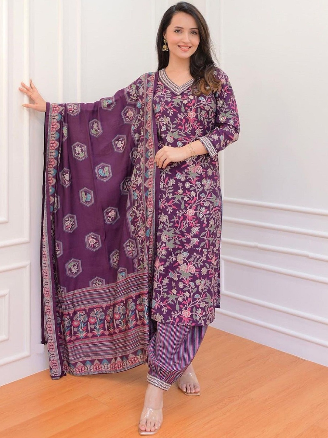 

KLOSIA V-Neck Floral Printed Straight Kurta with Trousers & Dupatta, Purple