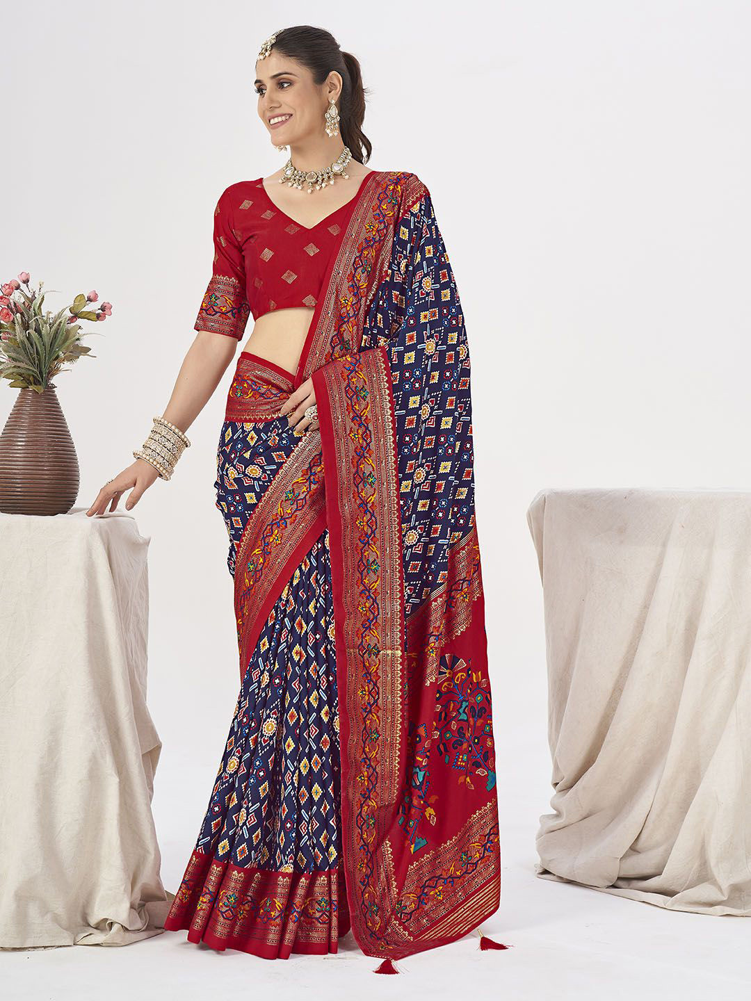 

Meena Bazaar Geometric Printed Saree, Navy blue