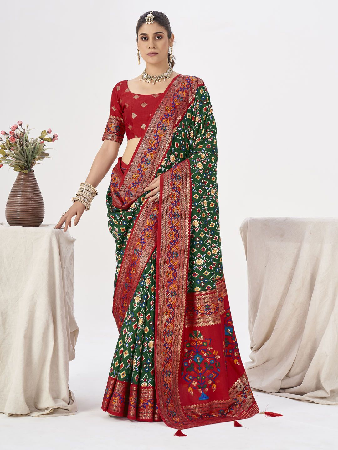 

Meena Bazaar Ethnic Motifs Printed Woven Design Saree, Green