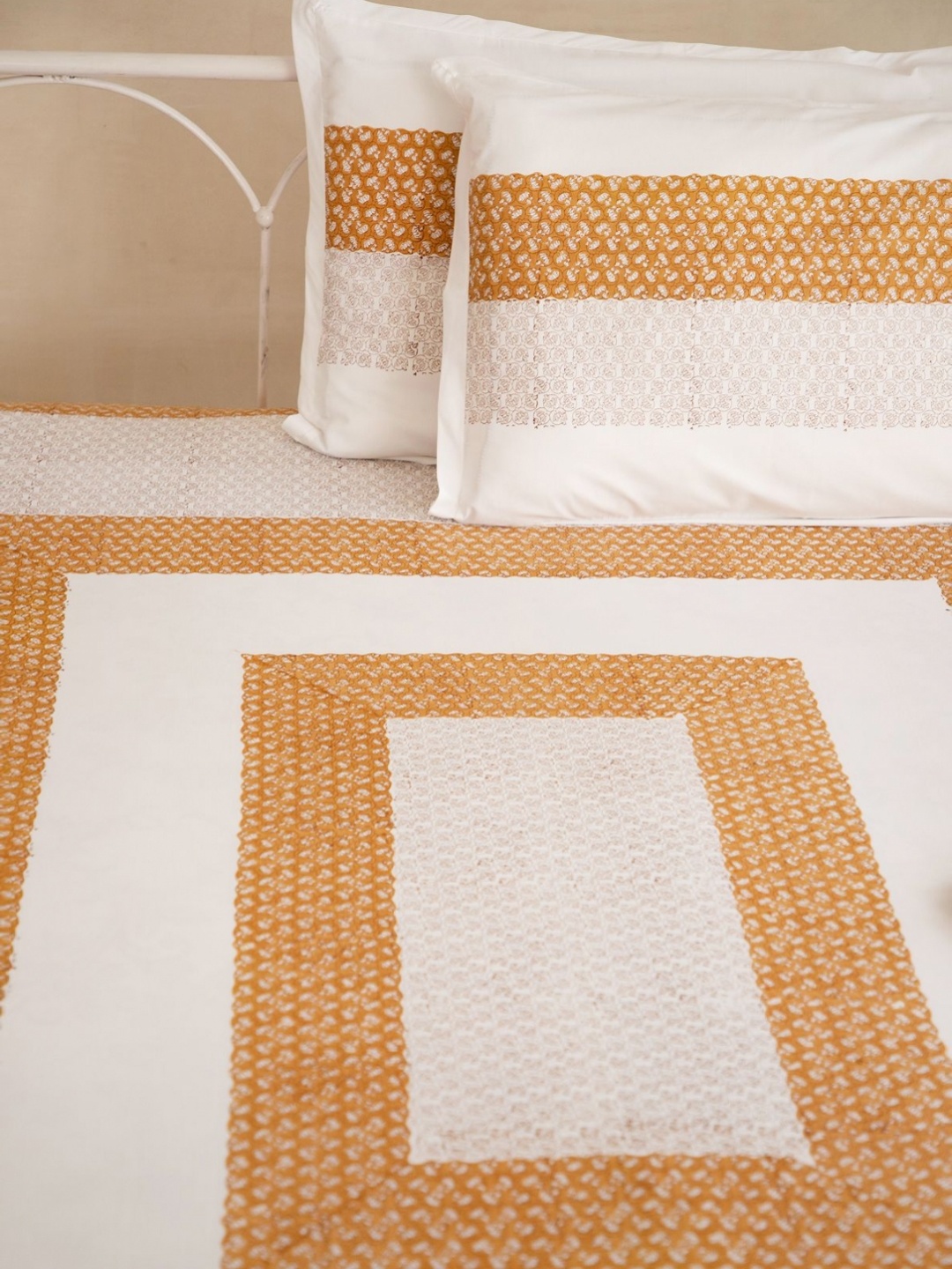 

ADYA White Floral Printed Pure Cotton 200TC King Bedsheet Set 2.79 x 2.54 m