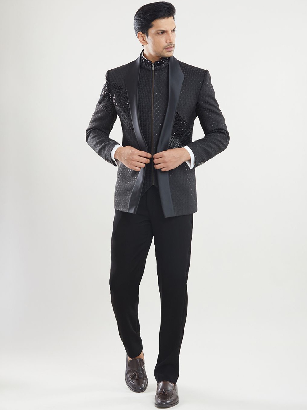 

Aryavir Malhotra Men Single-Breasted Blazer With Trousers & Waistcoat, Black