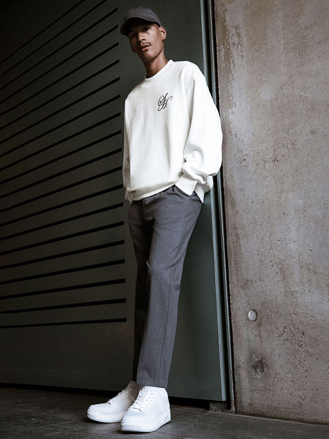 

H&M Men Embroidered Sweatshirts, Grey