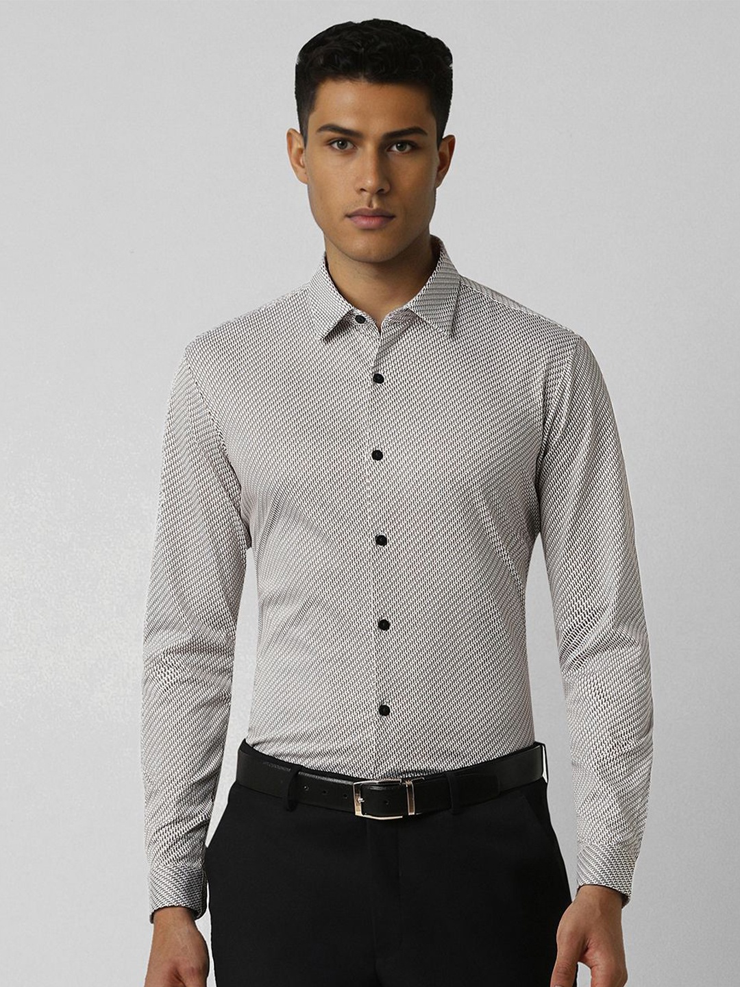 

V Dot Men Spread Collar Geometric Printed Cotton Slim Fit Formal Shirt, White