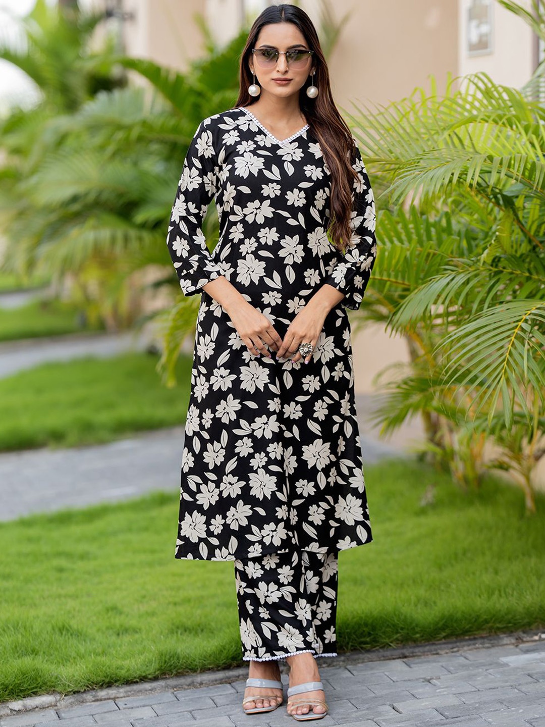 

MITTOO Floral Printed Straight Kurta with Palazzos, Black