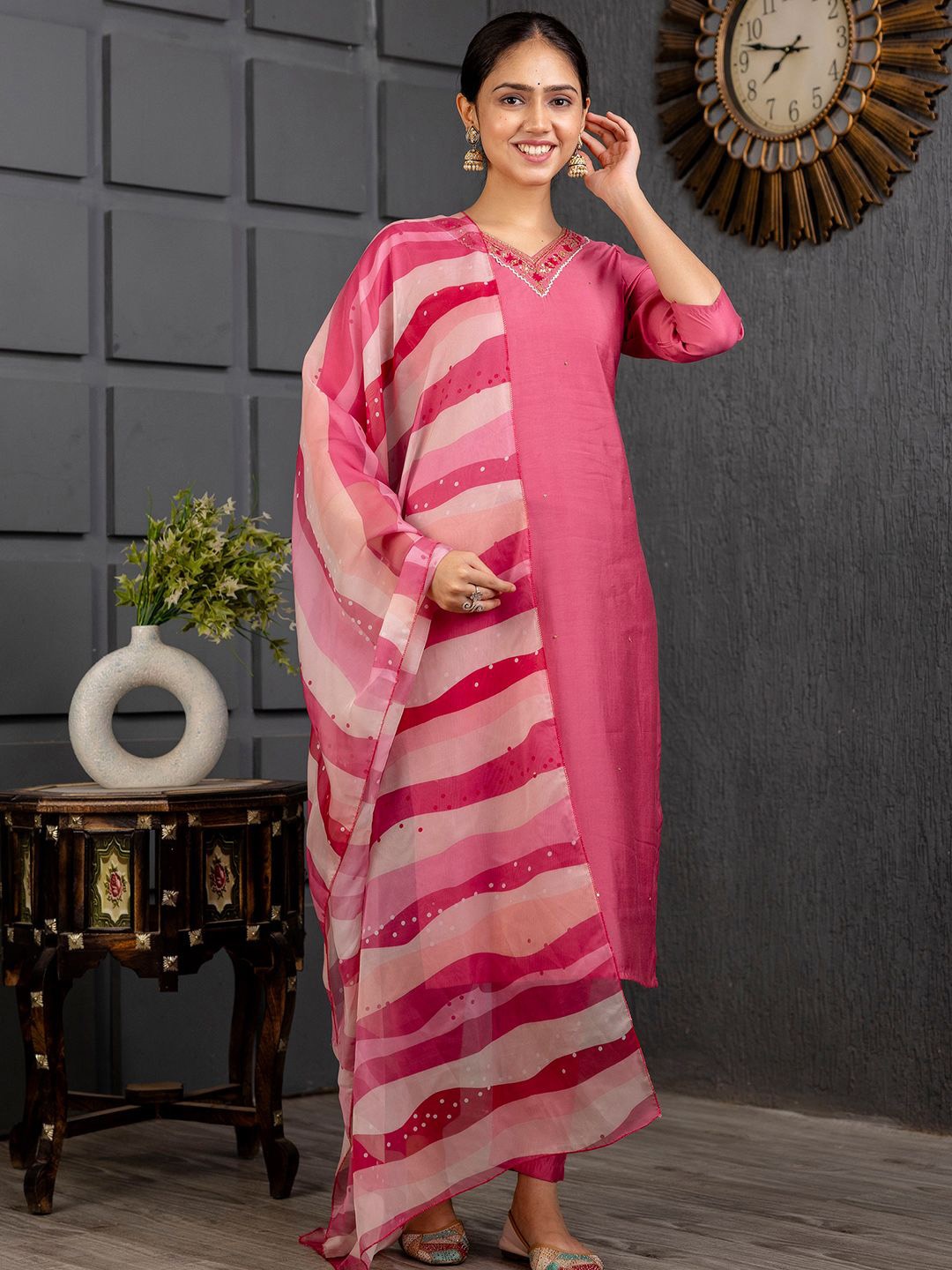 

DIVASTRI Ethnic Motifs Yoke Design Sequinned Straight Kurta with Trousers & Dupatta, Pink