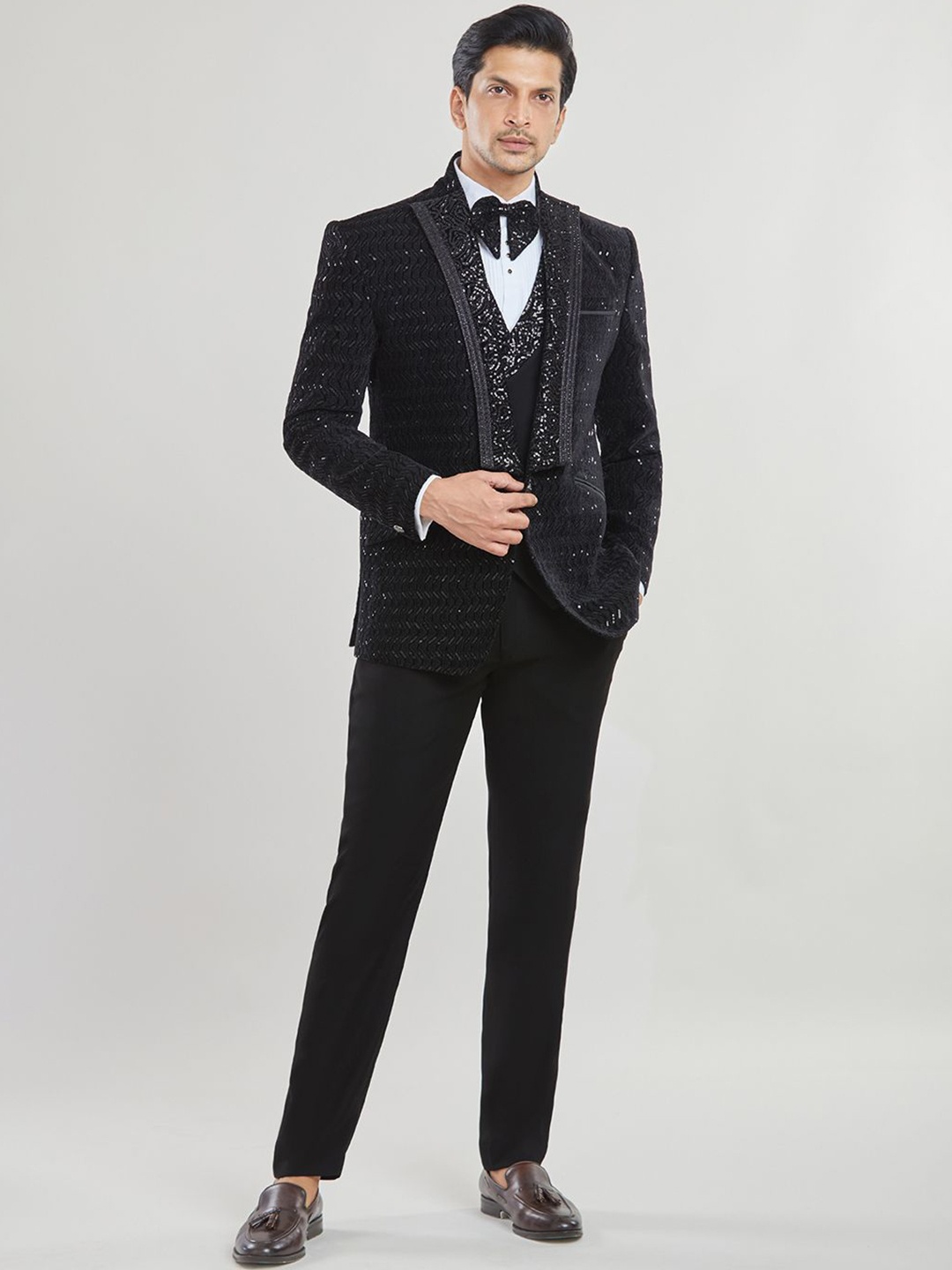

Aryavir Malhotra Men Zig-Zag Detailed 5 Piece Tuxedo Set, Black