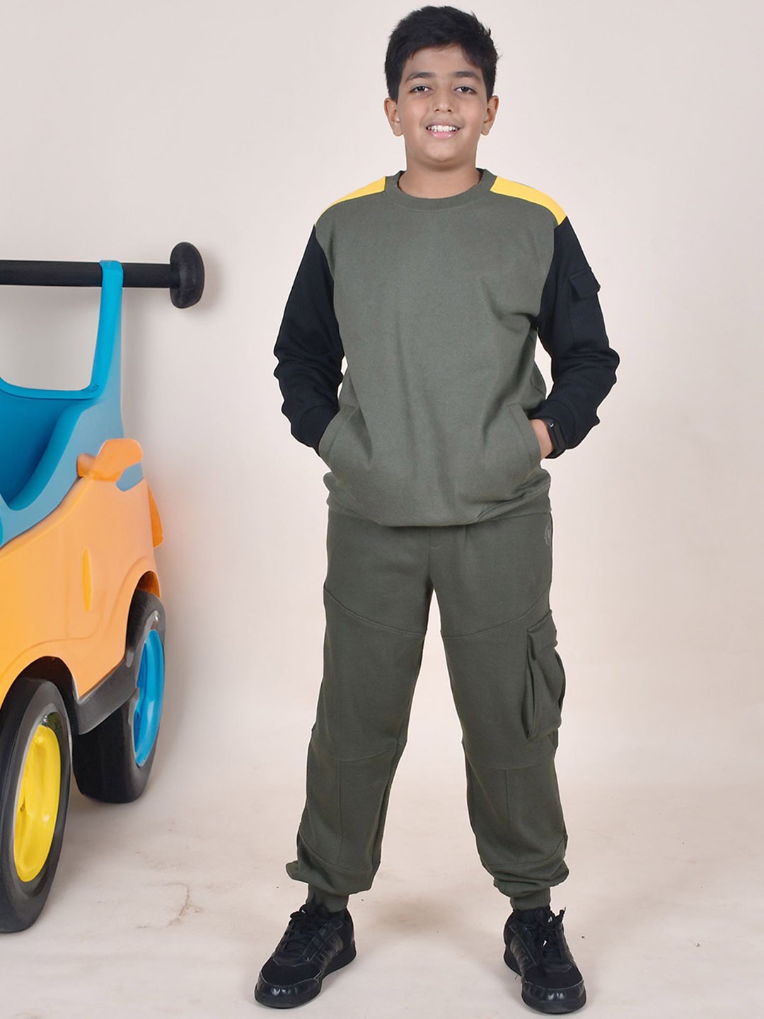

KiddoPanti Boys Round Neck Long Sleeves Colorblocked Tracksuits, Green