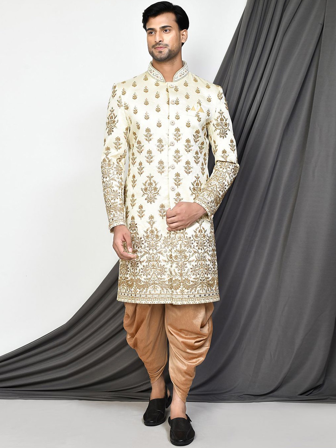 

Aryavir Malhotra Men Embroidered Sherwani Set, Off white