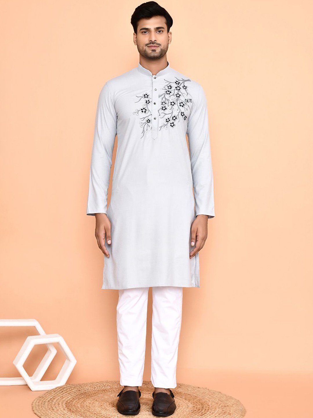 

Arihant Rai Sinha Mandarin Collar Floral Embroidered Thread Work Kurta with Trouser, Grey