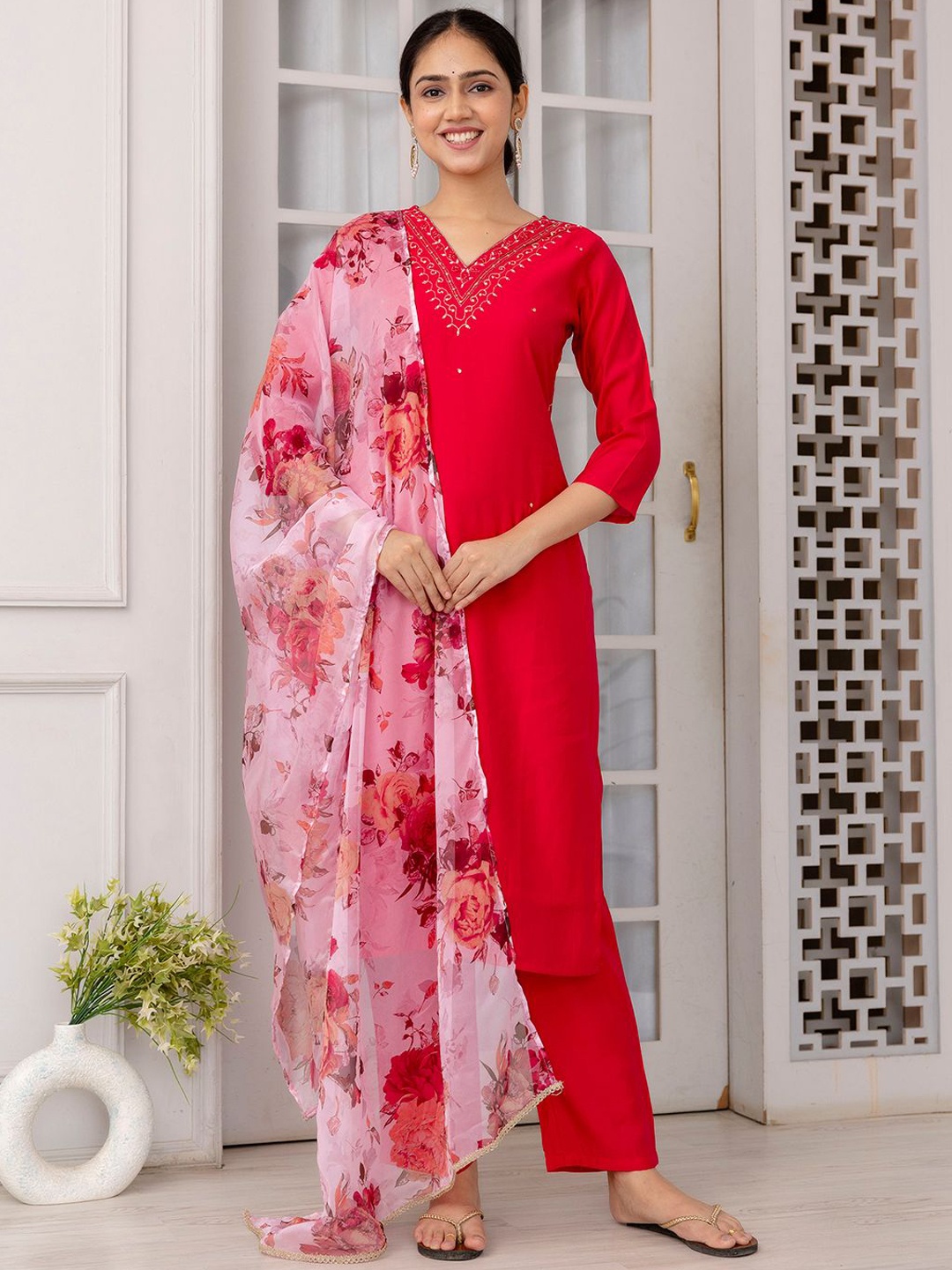 

DIVASTRI Ethnic Motifs Yoke Design Sequinned Straight Kurta with Trousers & Dupatta, Pink