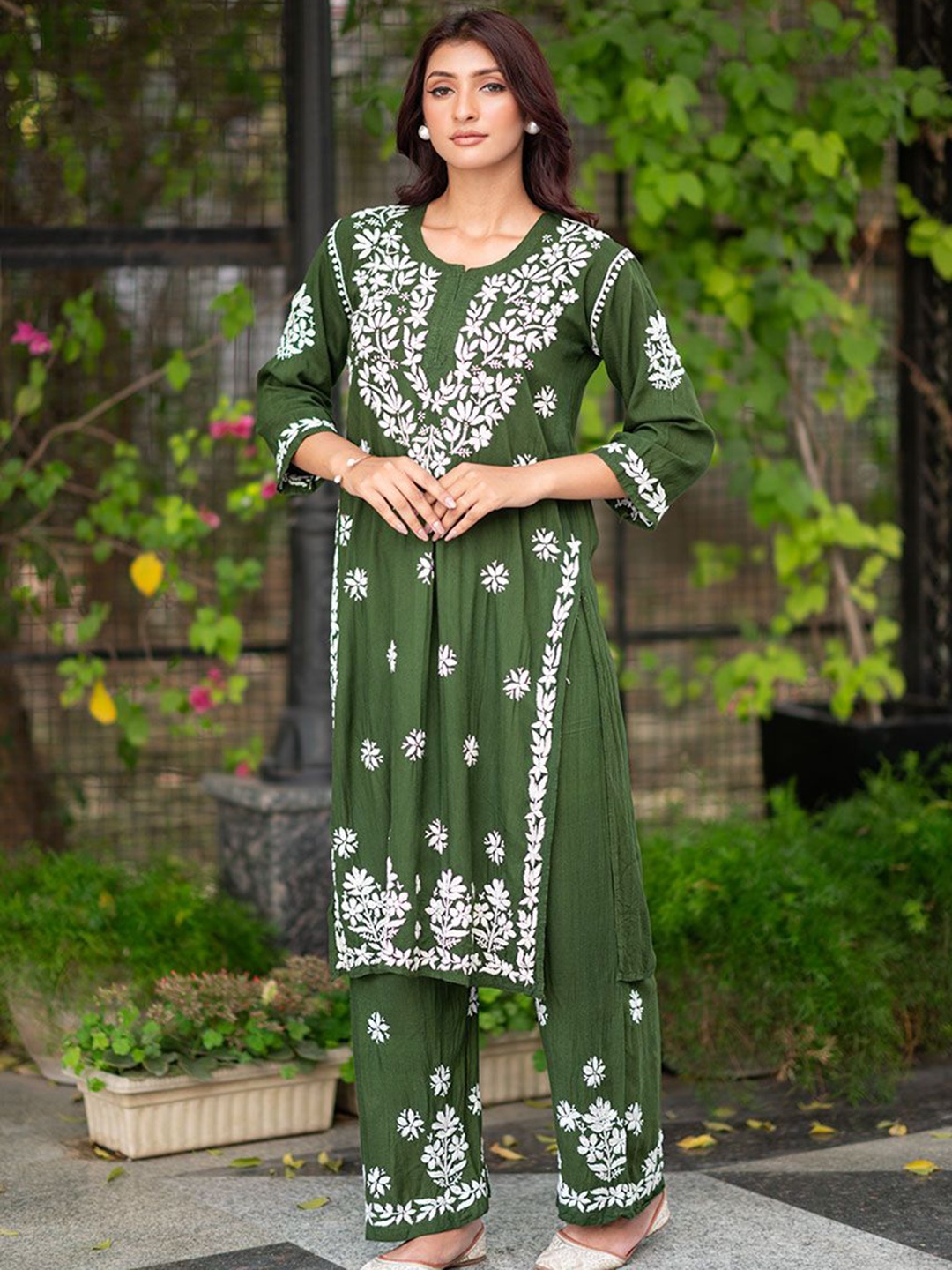 

Rangreza Ethnic Floral Embroidered Chikankari Straight Kurta With Palazzos, Green