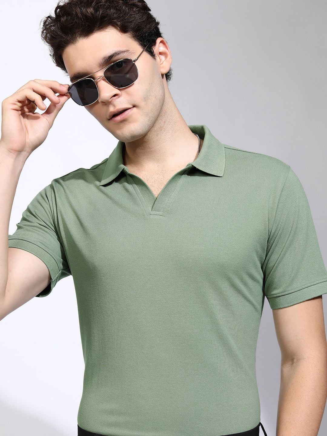 

HIGHLANDER Men Solid Polo Collar Cotton T-shirt, Green