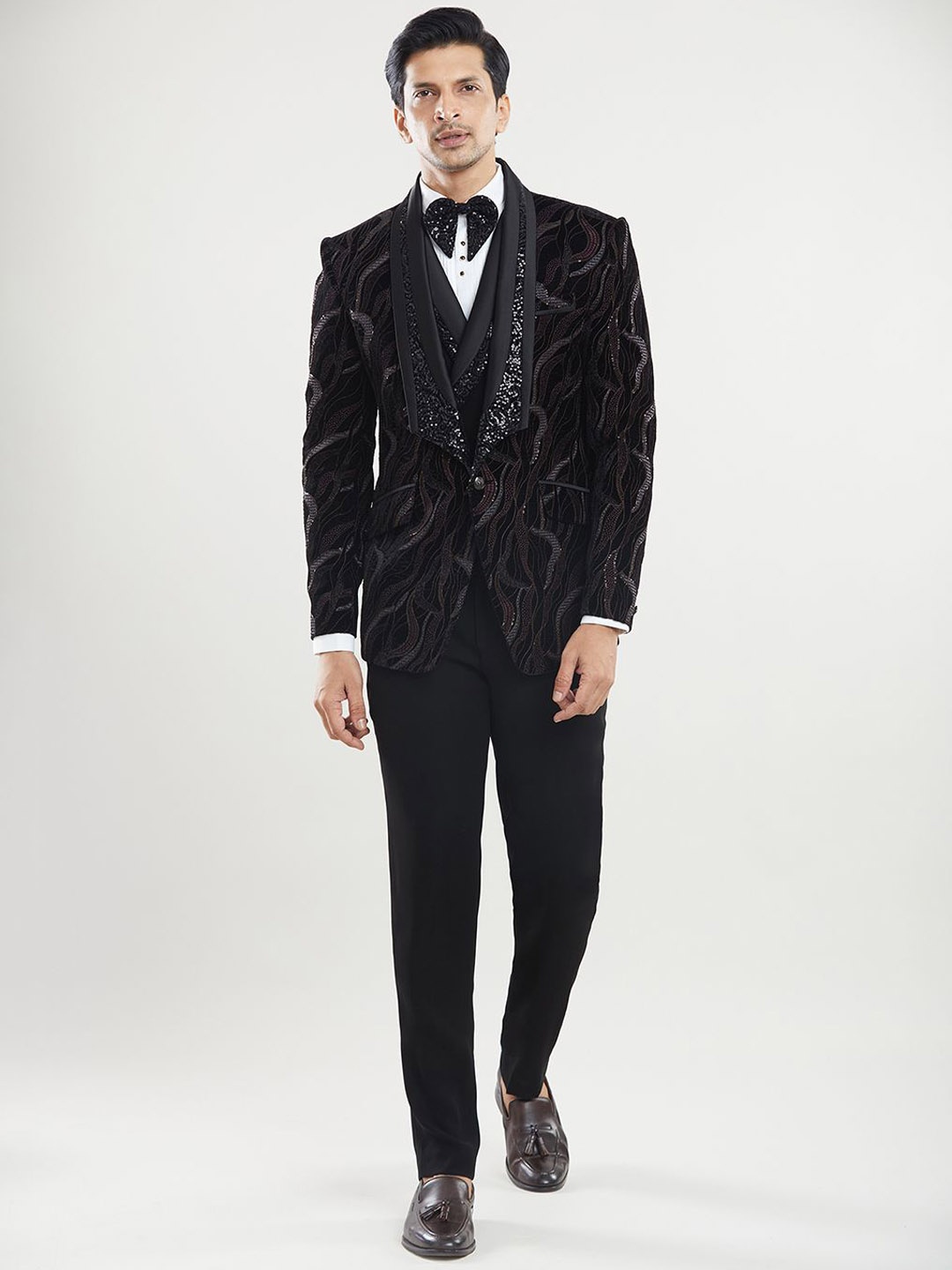 

Aryavir Malhotra Men Tuxedo 5 Piece Suits, Black