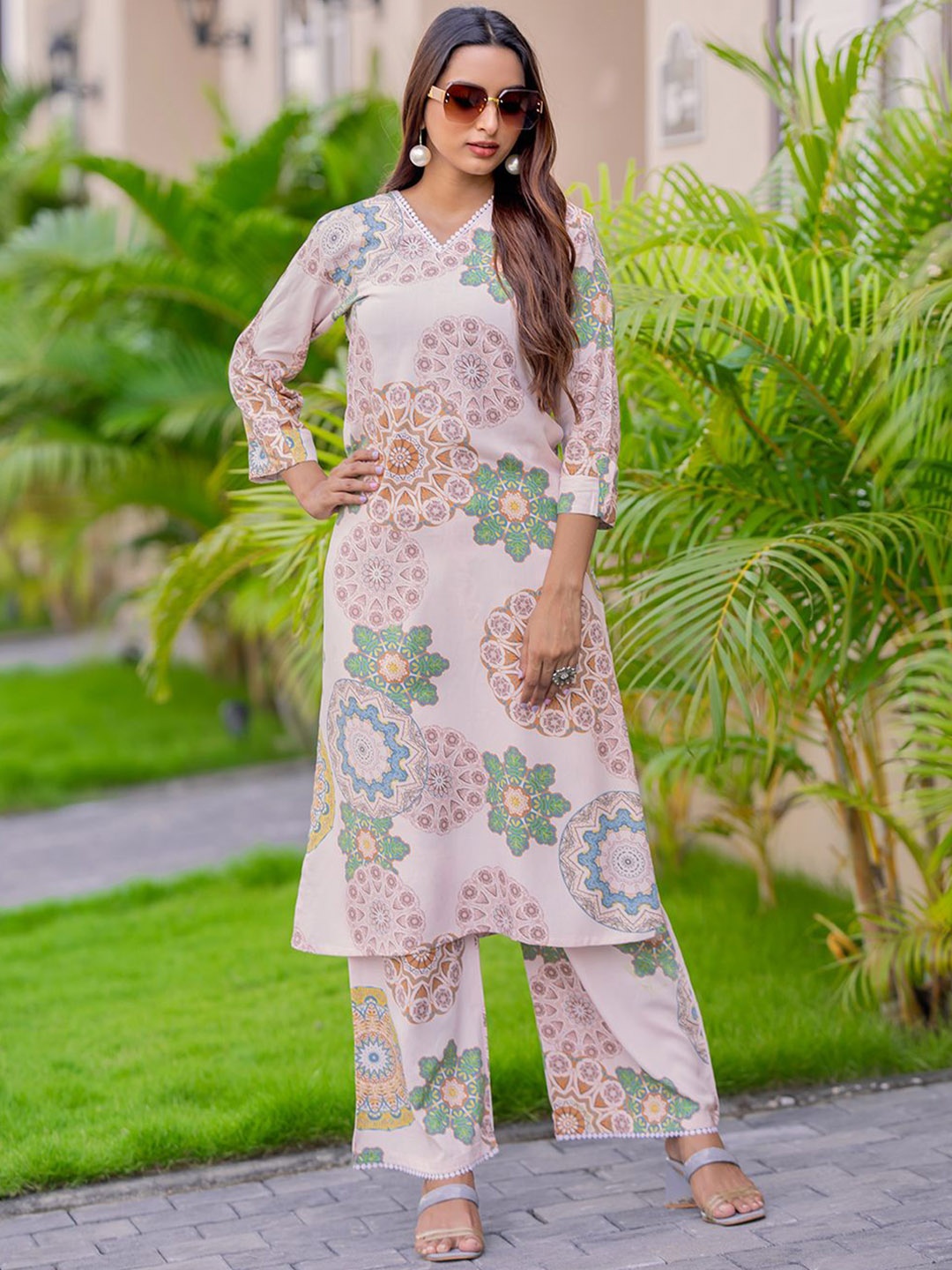 

MITTOO Ethnic Motifa Printed Straight Kurta with Palazzos, White