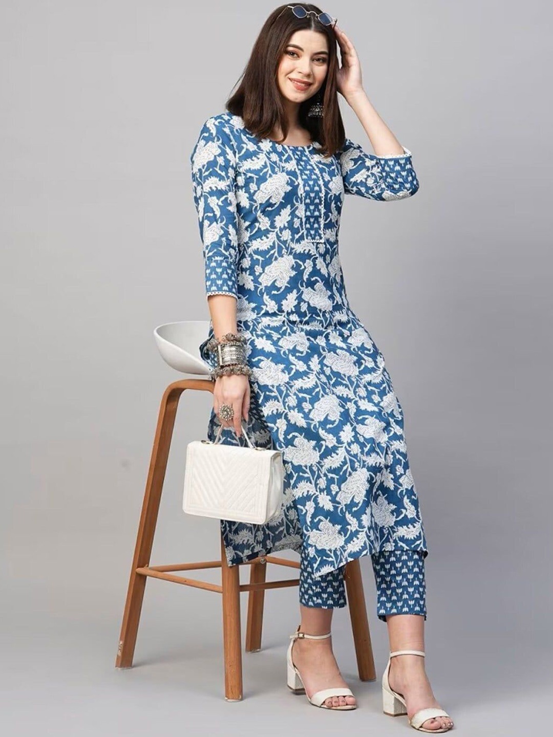 

AK FASHION MALL Round Neck Floral Printed Straight Kurta with Trousers, Blue