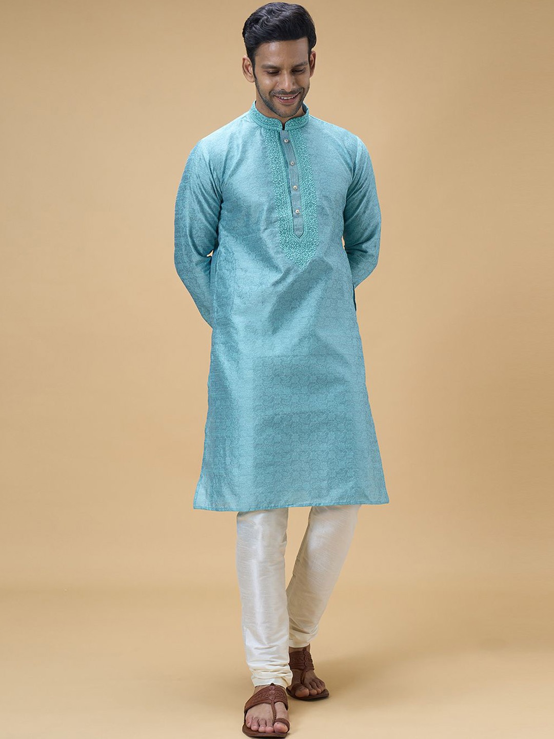 

Arihant Rai Sinha Floral Embroidered Mandarin Collar Straight Kurta With Trousers, Blue