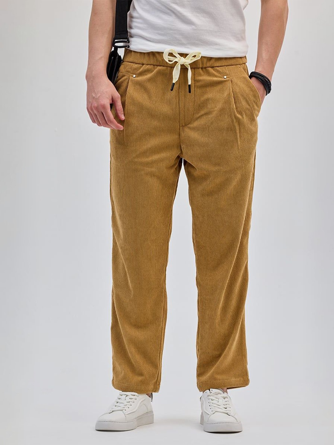 Snitch Men Relaxed Loose Fit Pleated Trouser, Brown