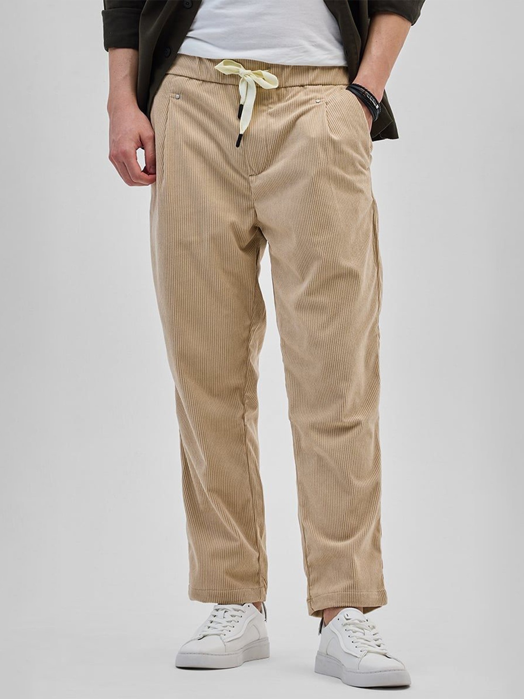 

Snitch Men Relaxed Loose Fit Pleated Regular Trousers, Beige