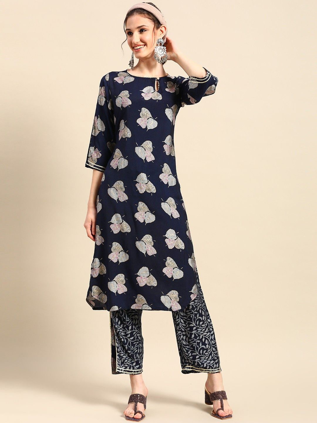 

SAHASIKA Floral Printed Gotta Patti Straight Kurta with Trousers, Blue