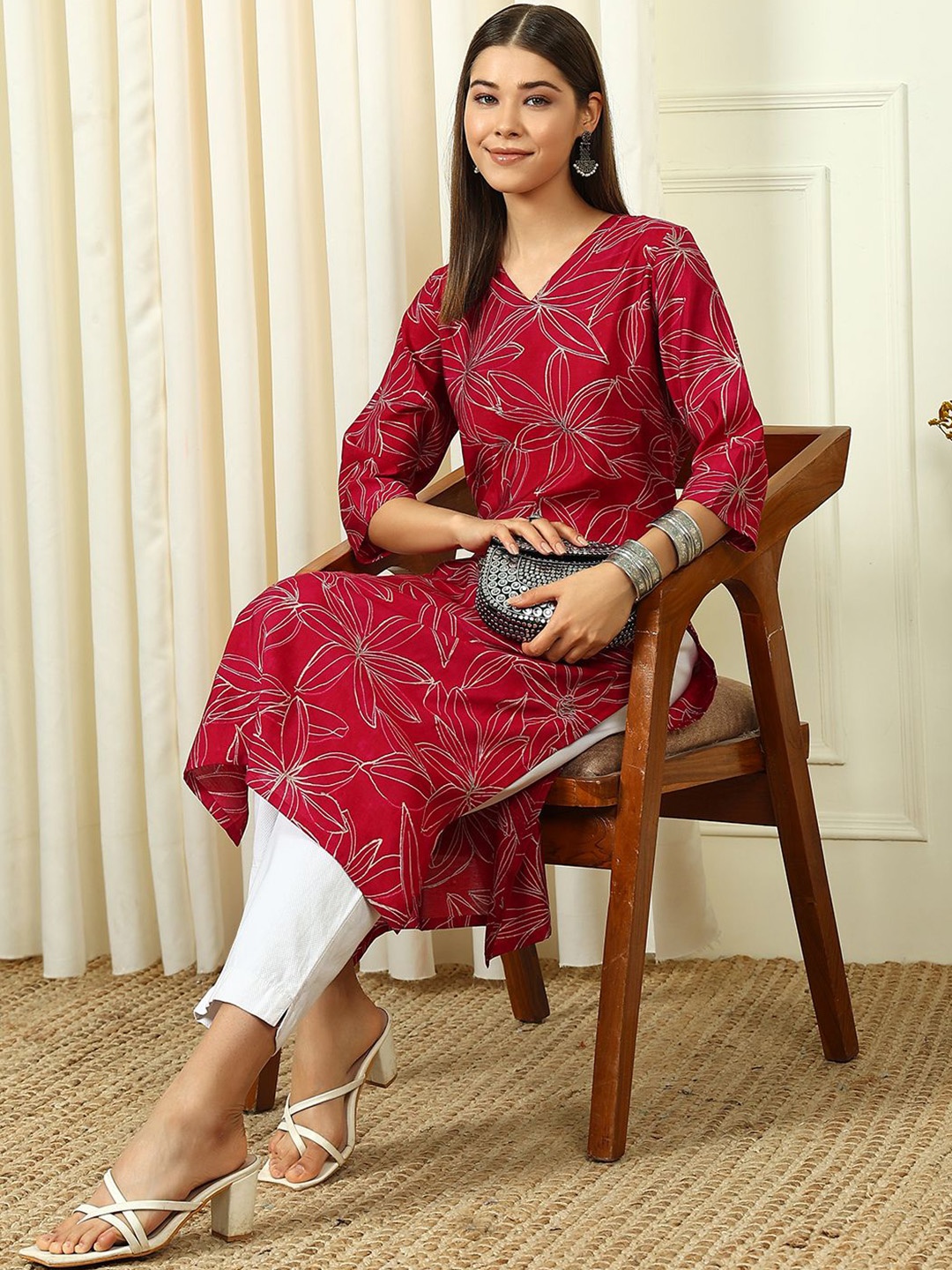 

Anouk Rustic Pink & White Floral Printed V-Neck Straight Kurta