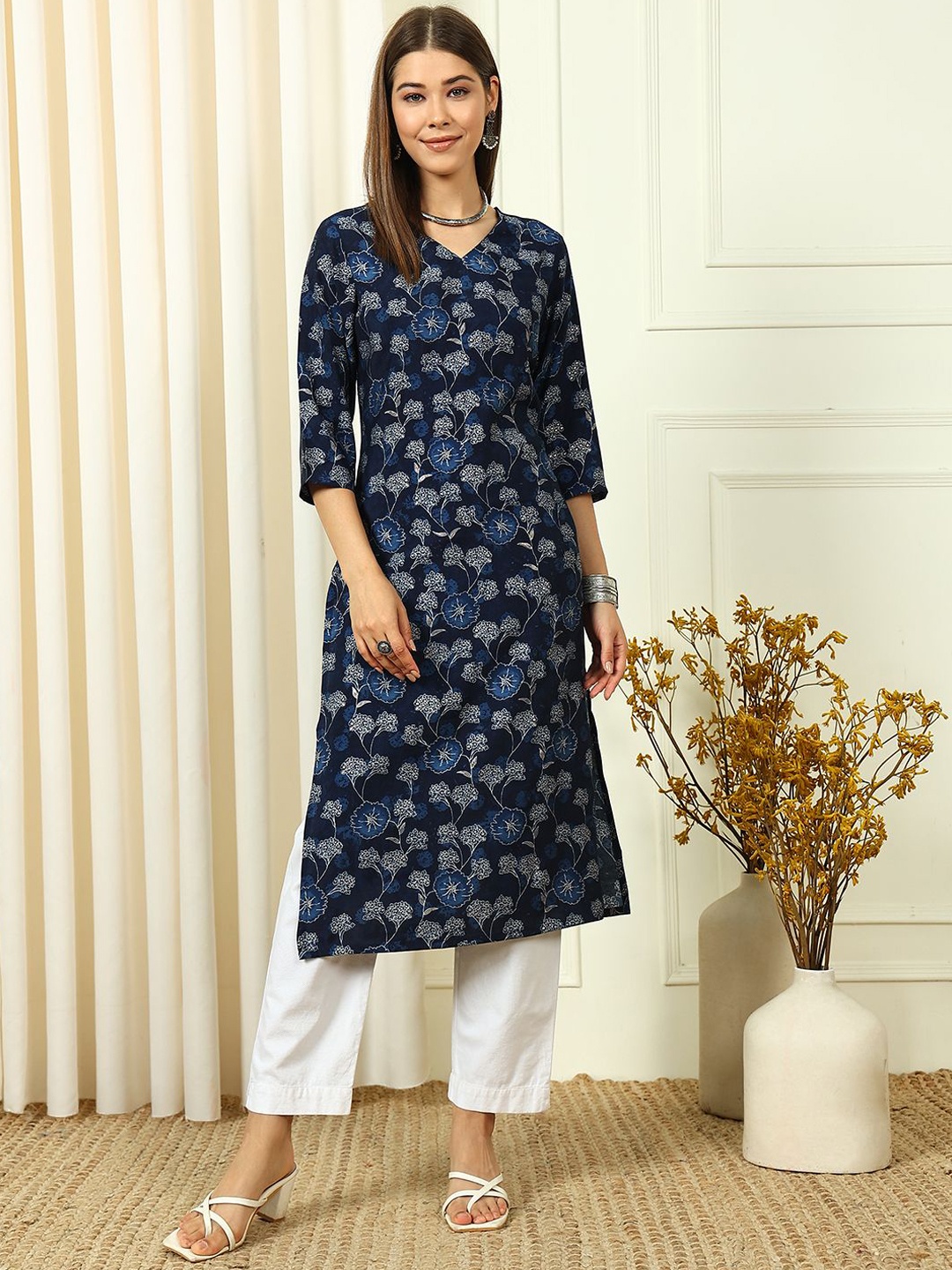 

Anouk Rustic Blue & White Floral Printed V-Neck Thread Work Straight Kurta