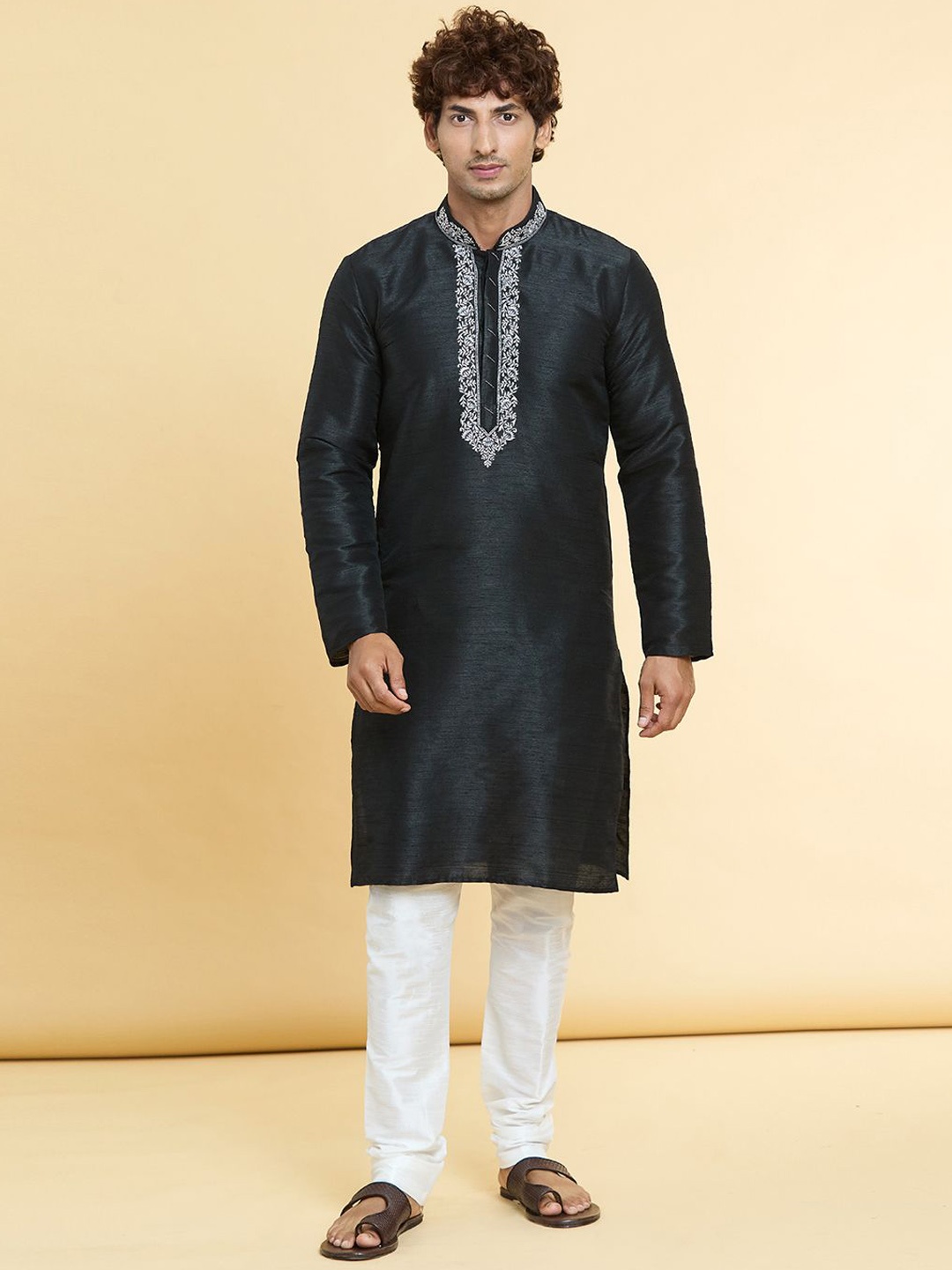 

Arihant Rai Sinha Embroidered Mandarin Collar Long Sleeves Regular Kurta With Trouser, Black