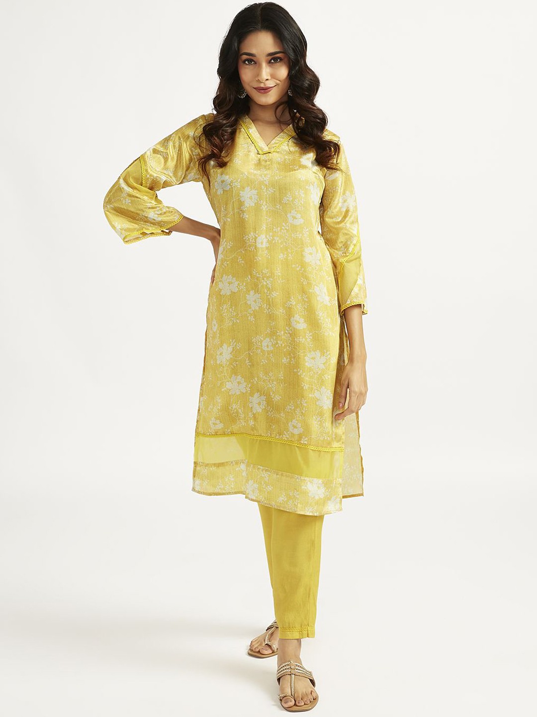 

VASTRAMAY Floral Printed V-Neck Flared Sleeves Straight Kurta With Trousers, Green