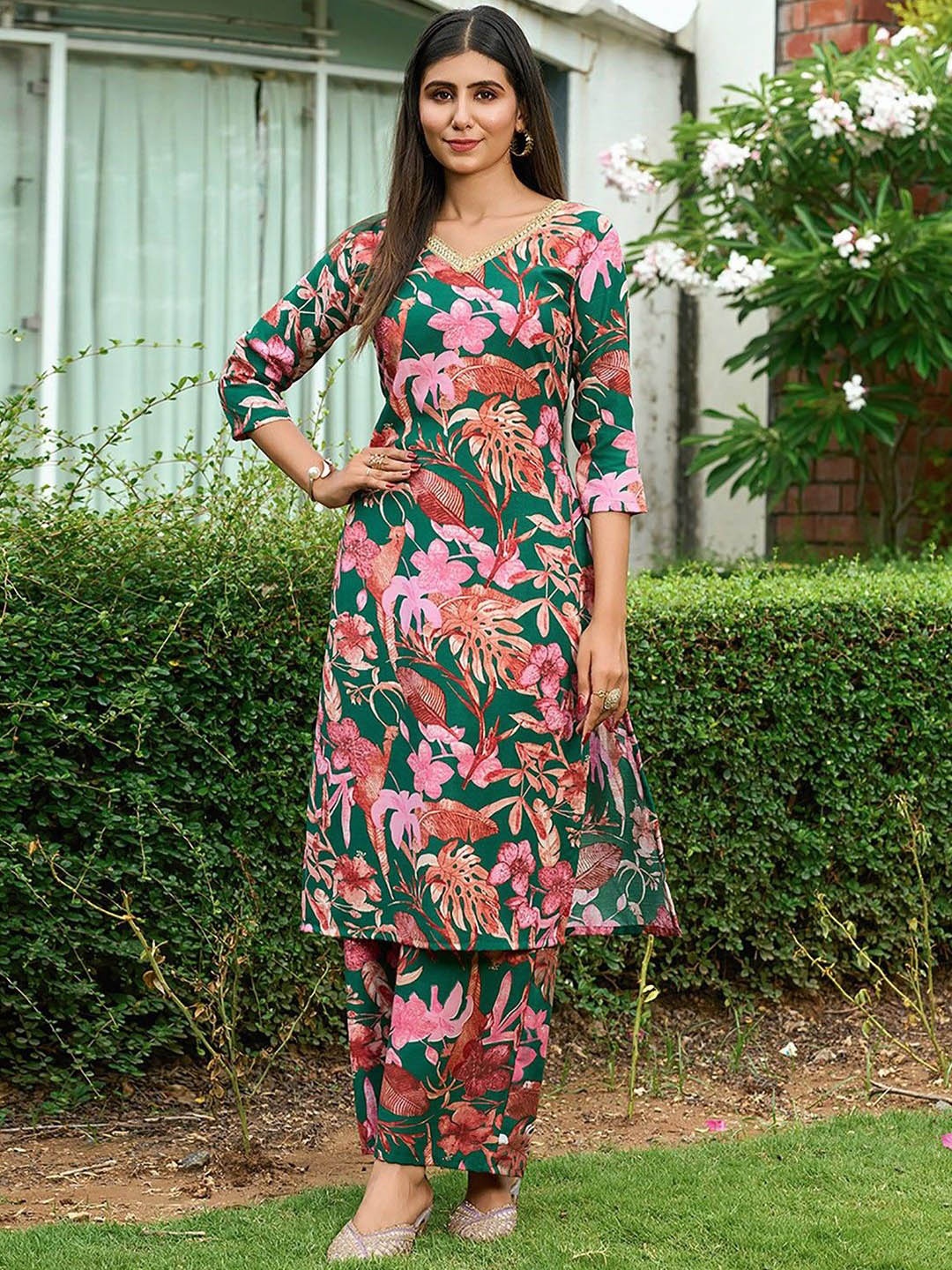 

AK FASHION MALL V-Neck Floral Printed Straight Kurta with Trousers, Green
