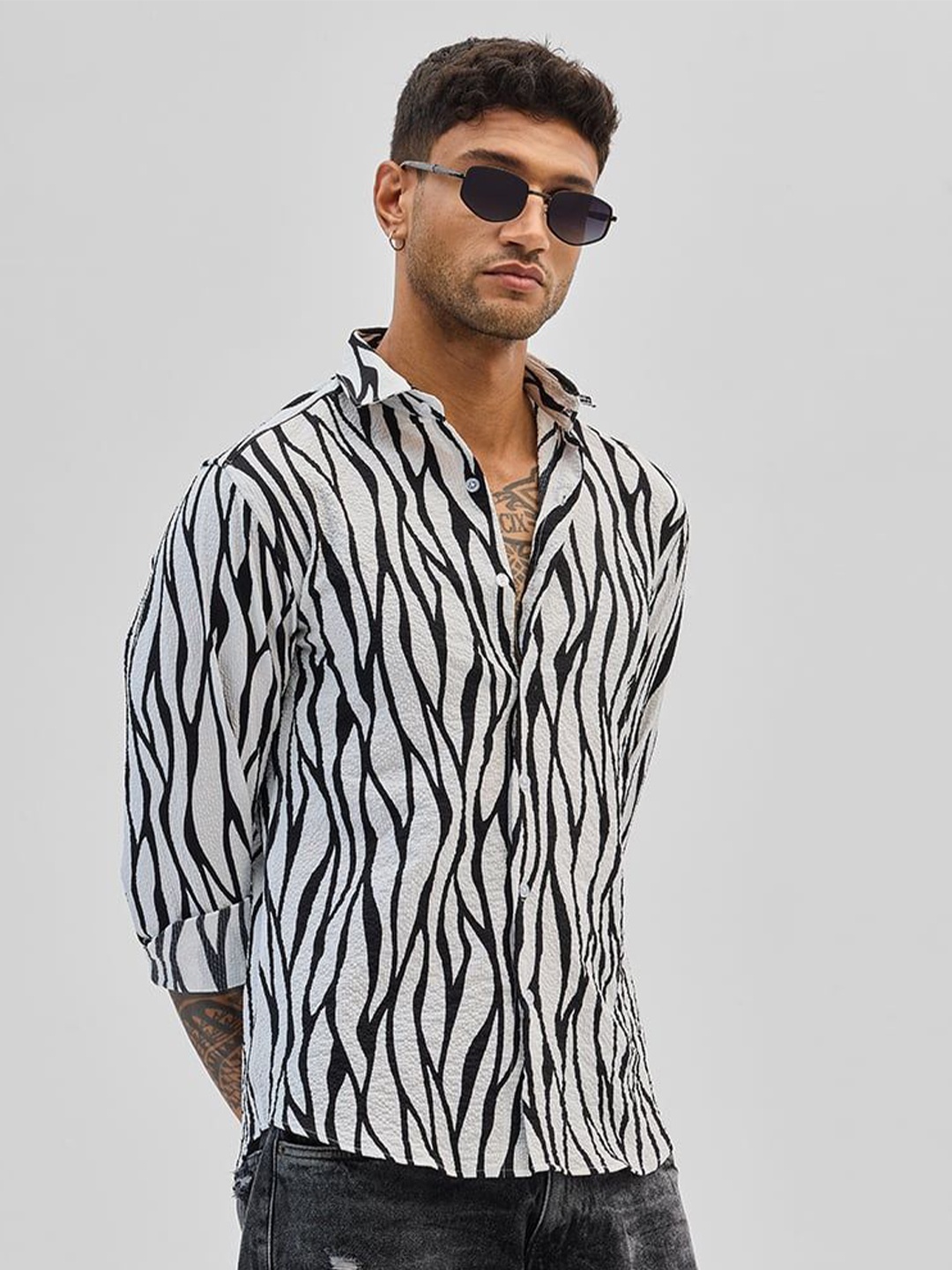 

Snitch Men Smart Spread Collar Abstract Printed Casual Shirt, Grey