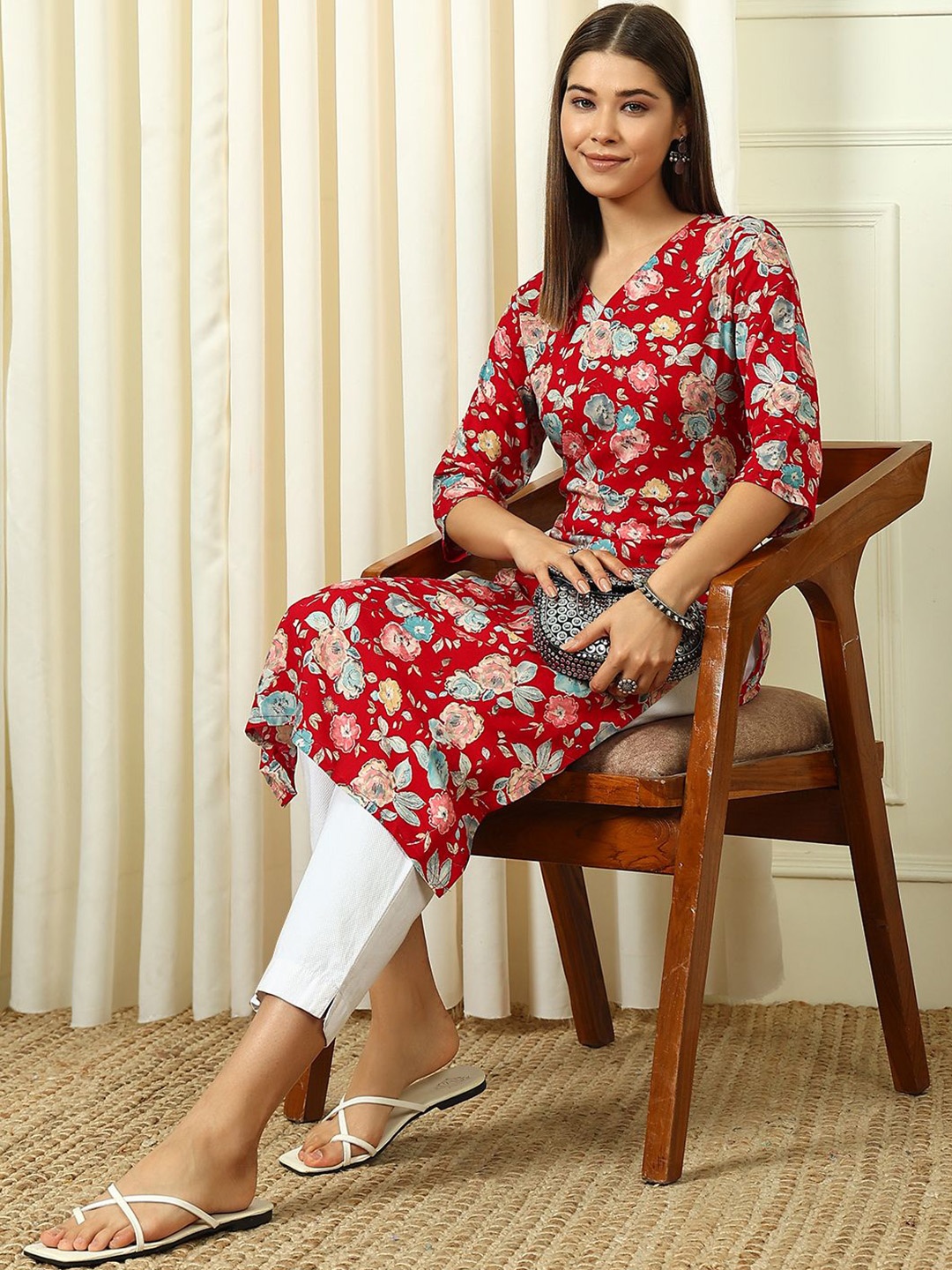 

Anouk Rustic Floral Printed V-Neck Straight Kurta, Maroon