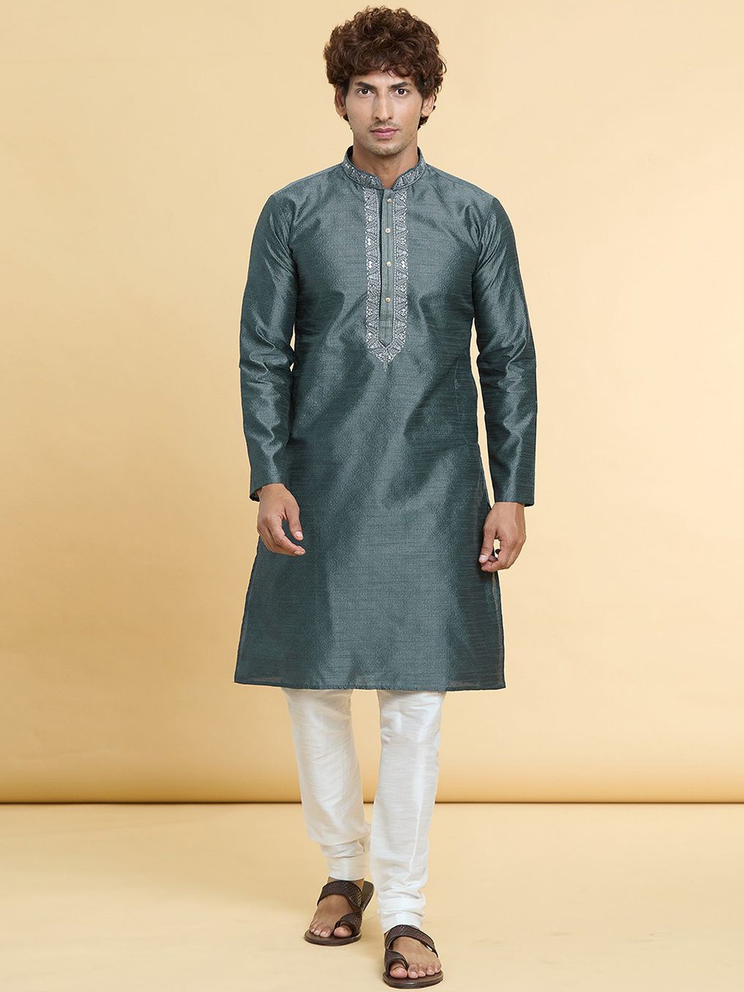

Arihant Rai Sinha Woven Design Mandarin Collar Long Sleeves Regular Kurta With Trouser, Grey