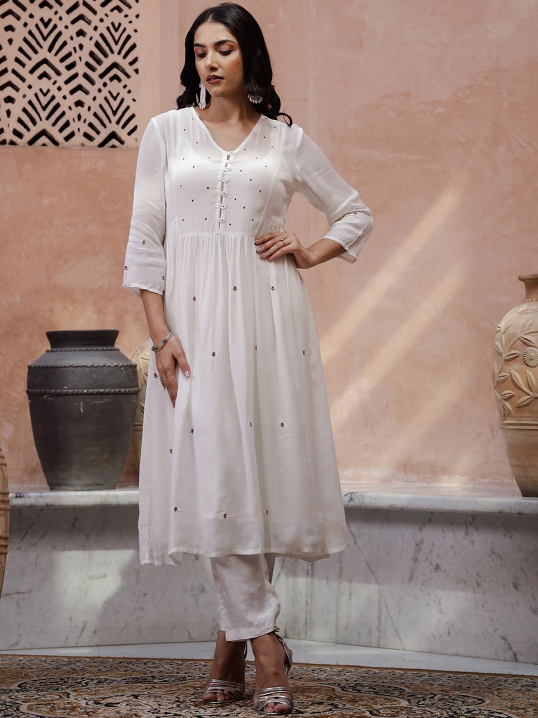

Sangria Floral Embroidered Thread Work Kurta with Trouser, Off white