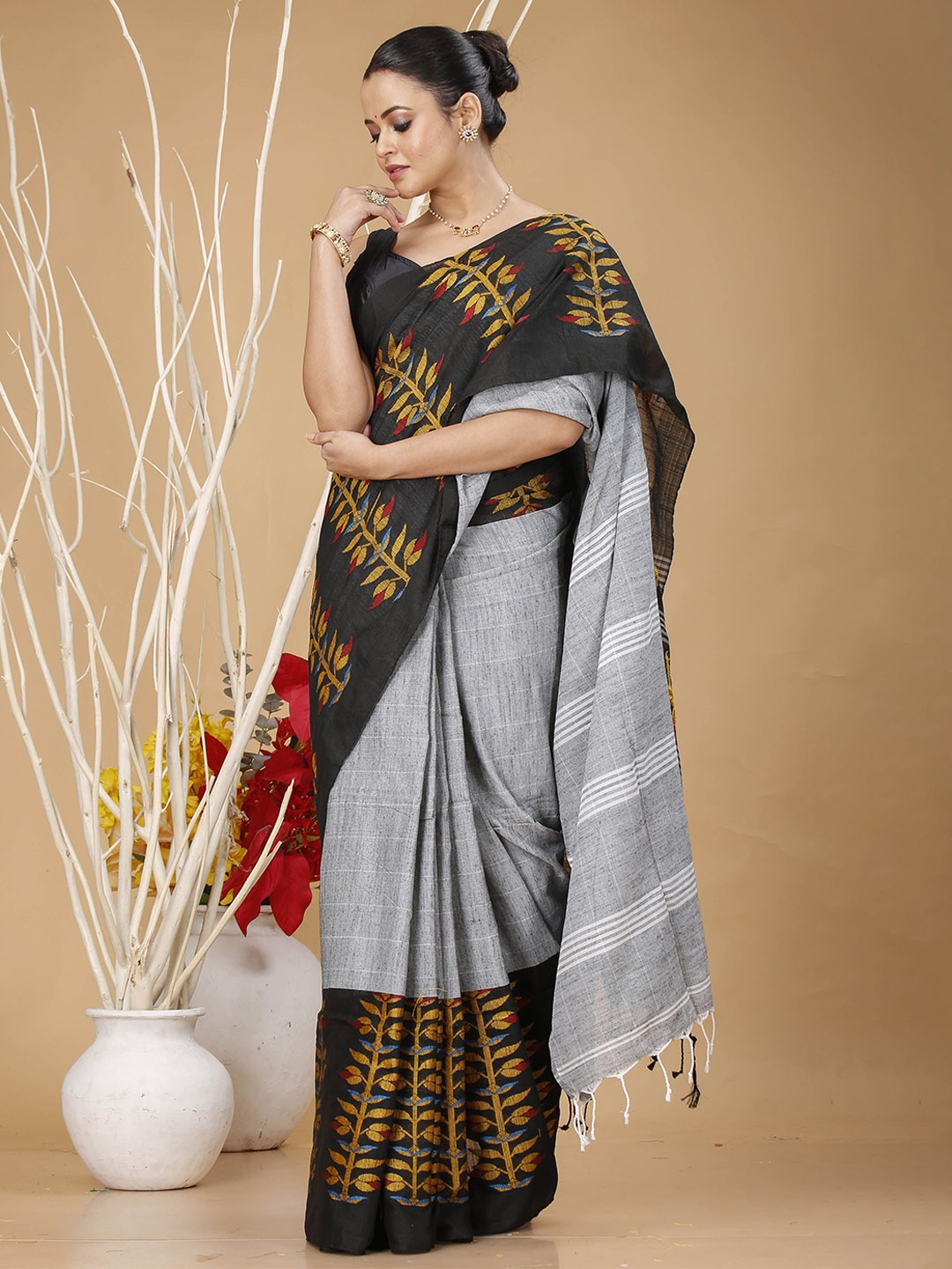 

Ruuprekha Woven Design Pure Cotton Khadi Saree, Grey