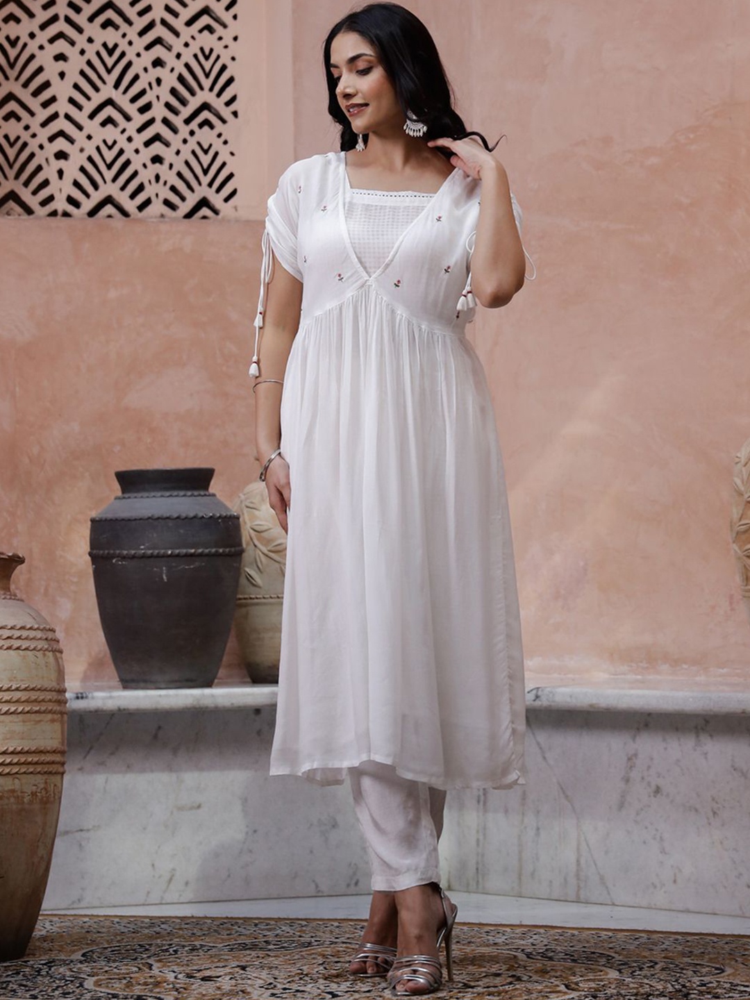 

Sangria Floral Embroidered Thread Work Kurta with Trouser, Off white