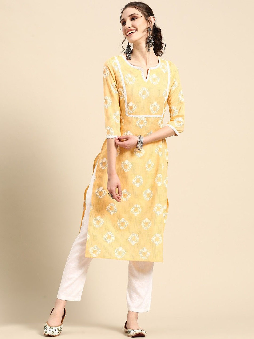 

SAHASIKA Floral Printed Gotta Patti Straight Kurta with Trousers, Yellow