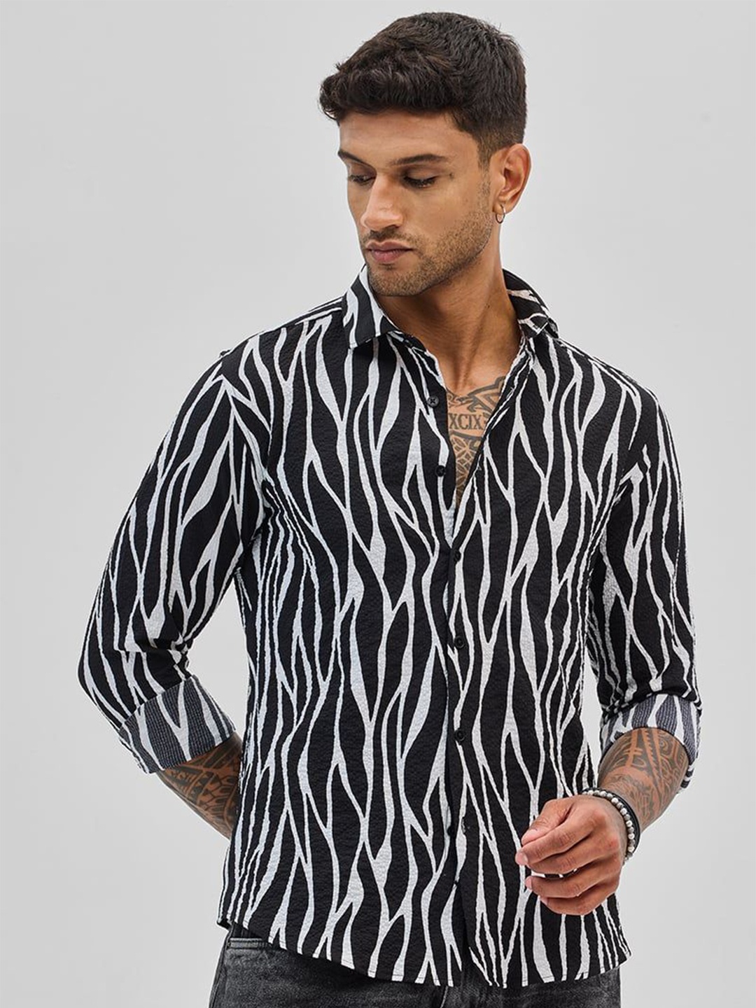 

Snitch Men Smart Spread Collar Abstract Printed Casual Shirt, Black